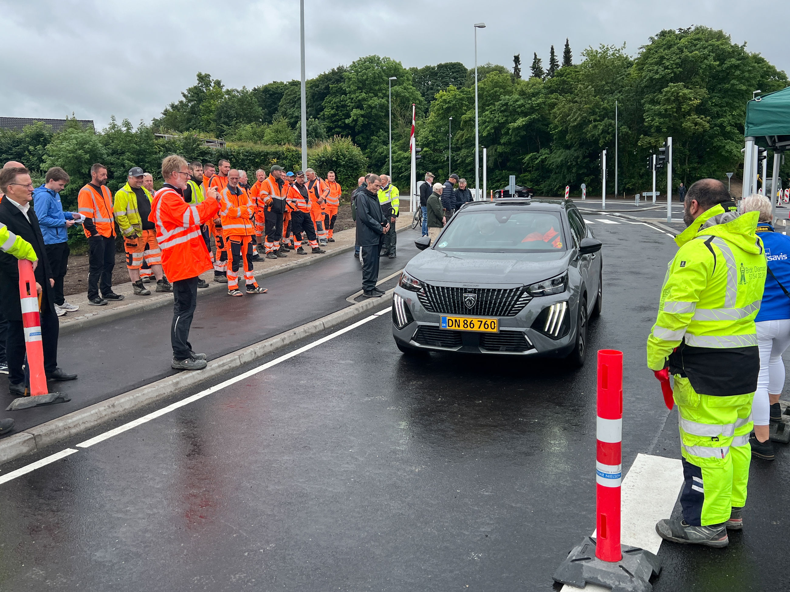 Bil kører på nyåbnet Ny Havnevej