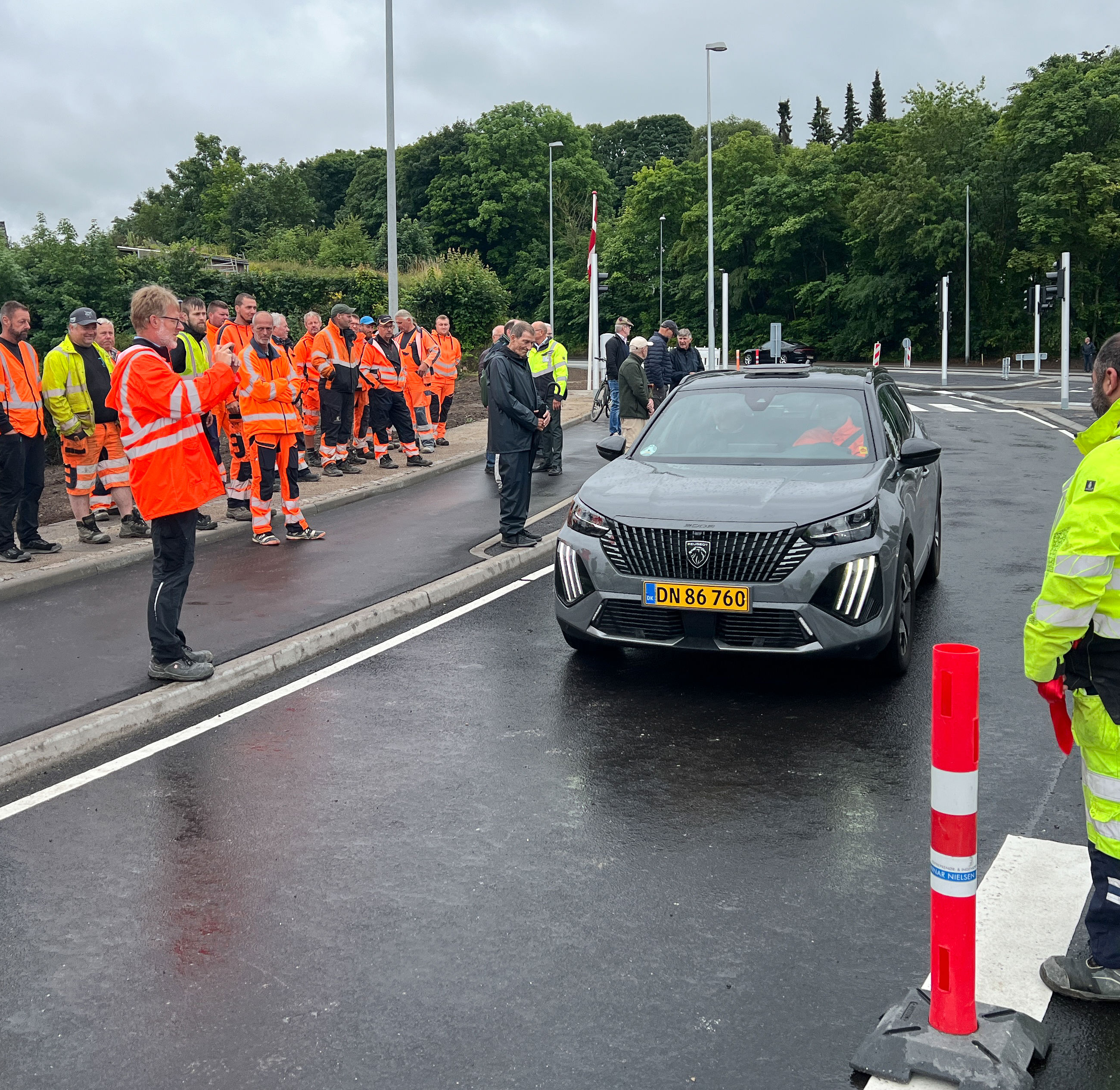 Bil kører på nyåbnet Ny Havnevej