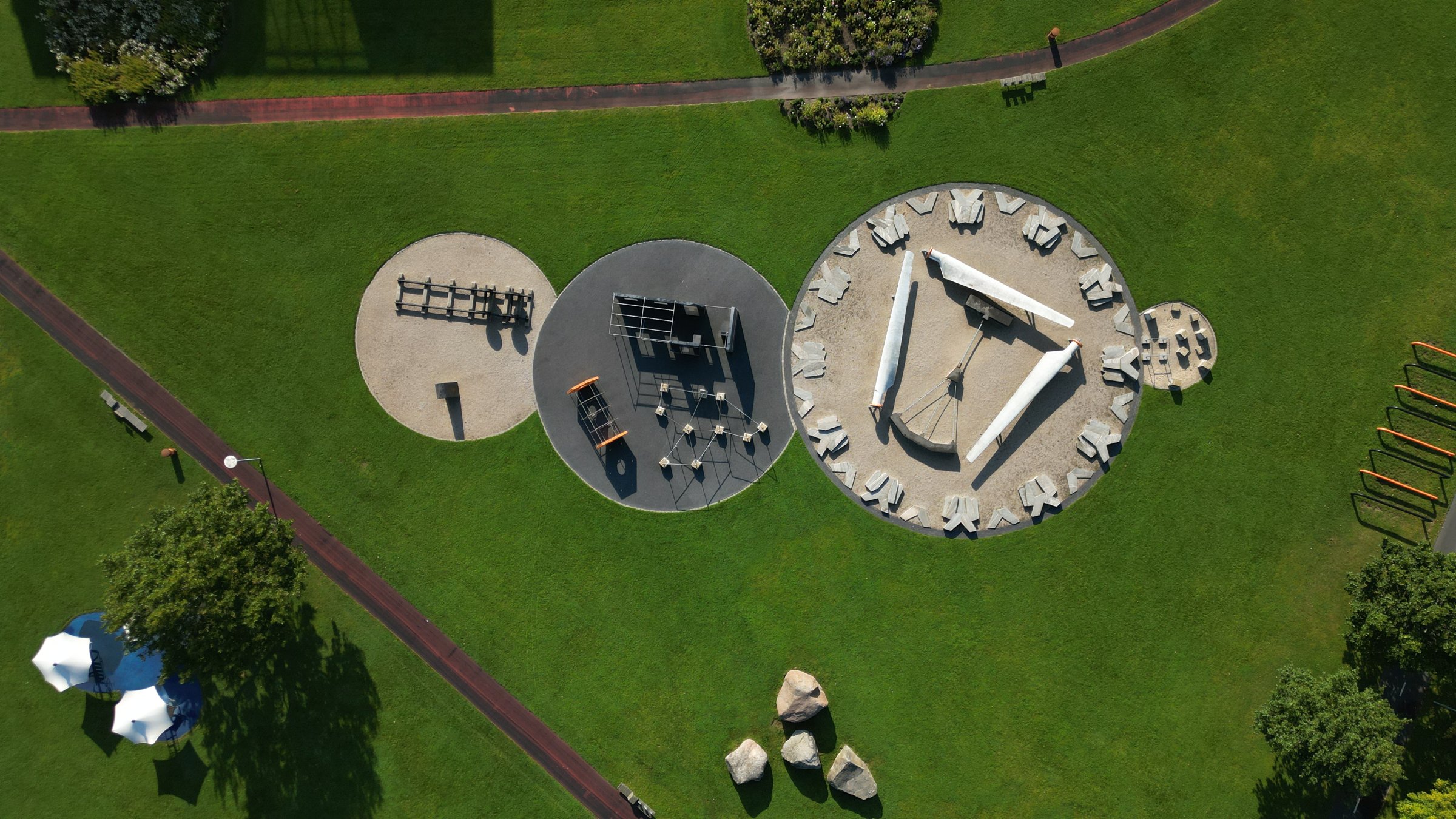 Tronholmparken set oppefra med runde pladser med parkourredskaber og siddepladser