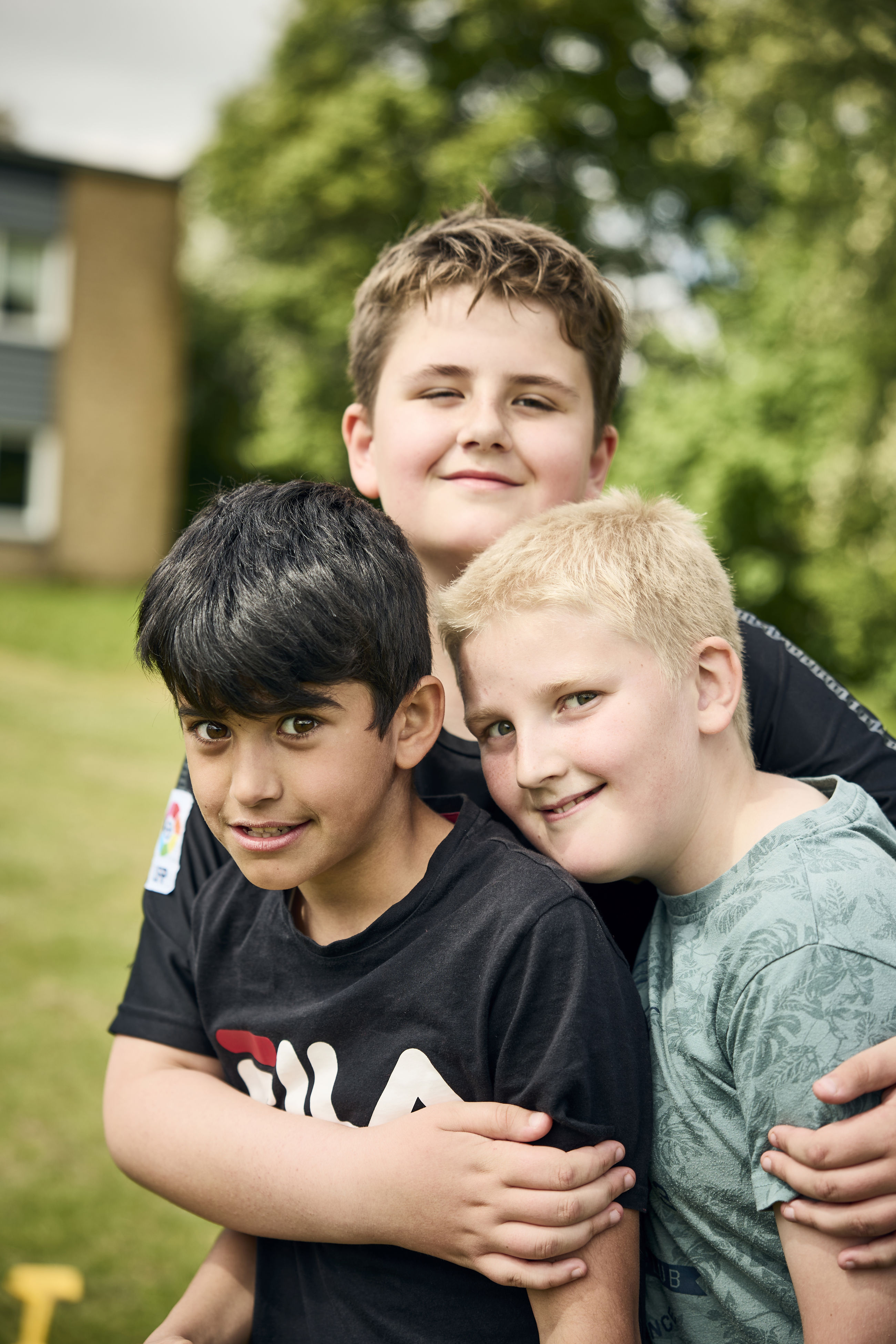 Tre drenge der holder om hinanden