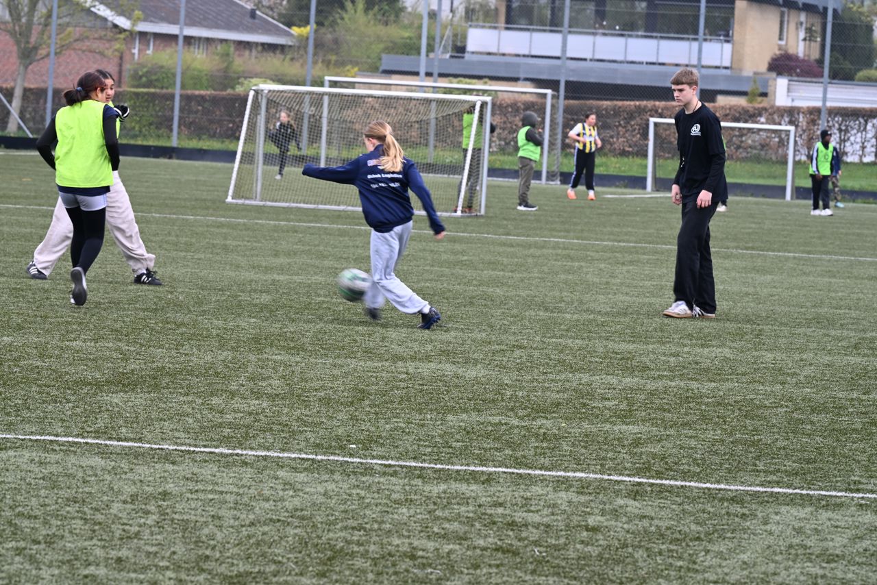 Skolebørn spiller fodbold på kunstgræsbanen ved Cepheus Park