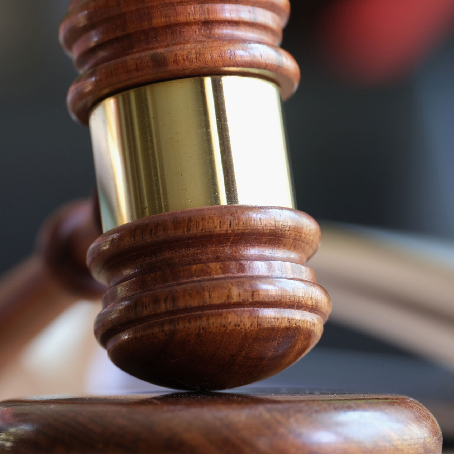 Dommerhammer og lovbøger