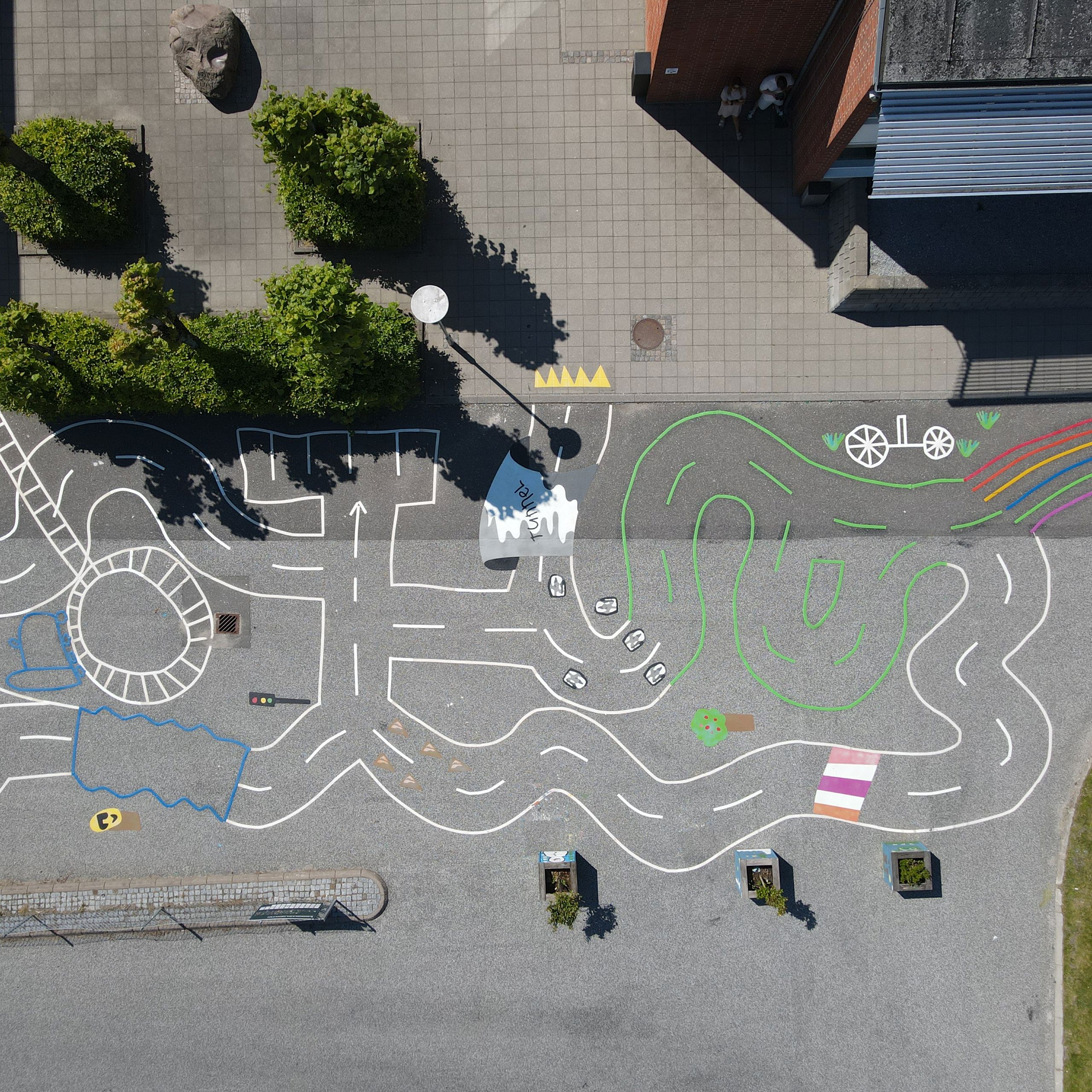 Børnetegninger til cykelbane på parkeringspladsen
