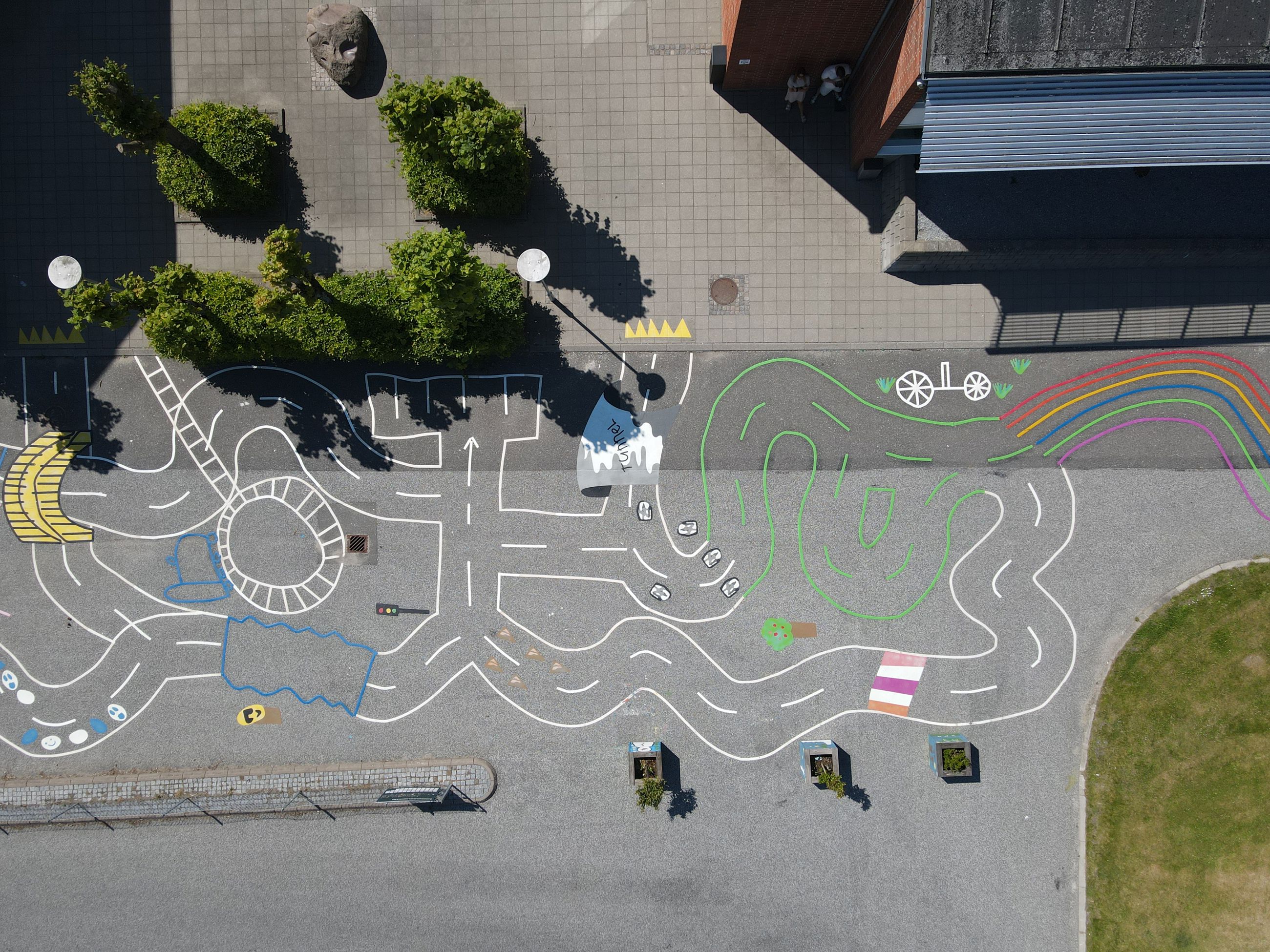 Børnetegninger til cykelbane på parkeringspladsen