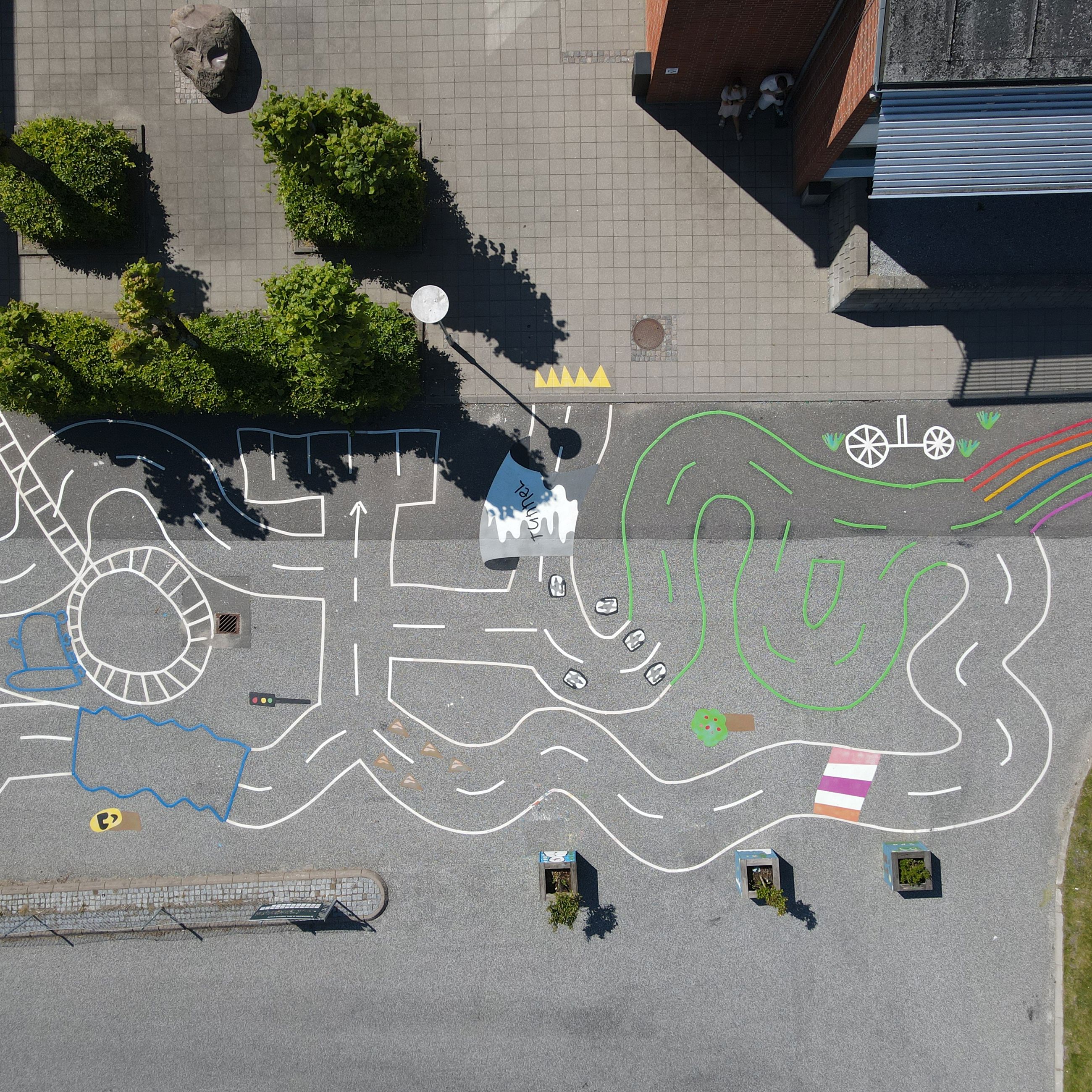 Børnetegninger til cykelbane på parkeringspladsen