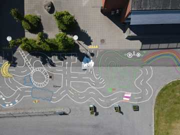 Børnetegninger til cykelbane på parkeringspladsen