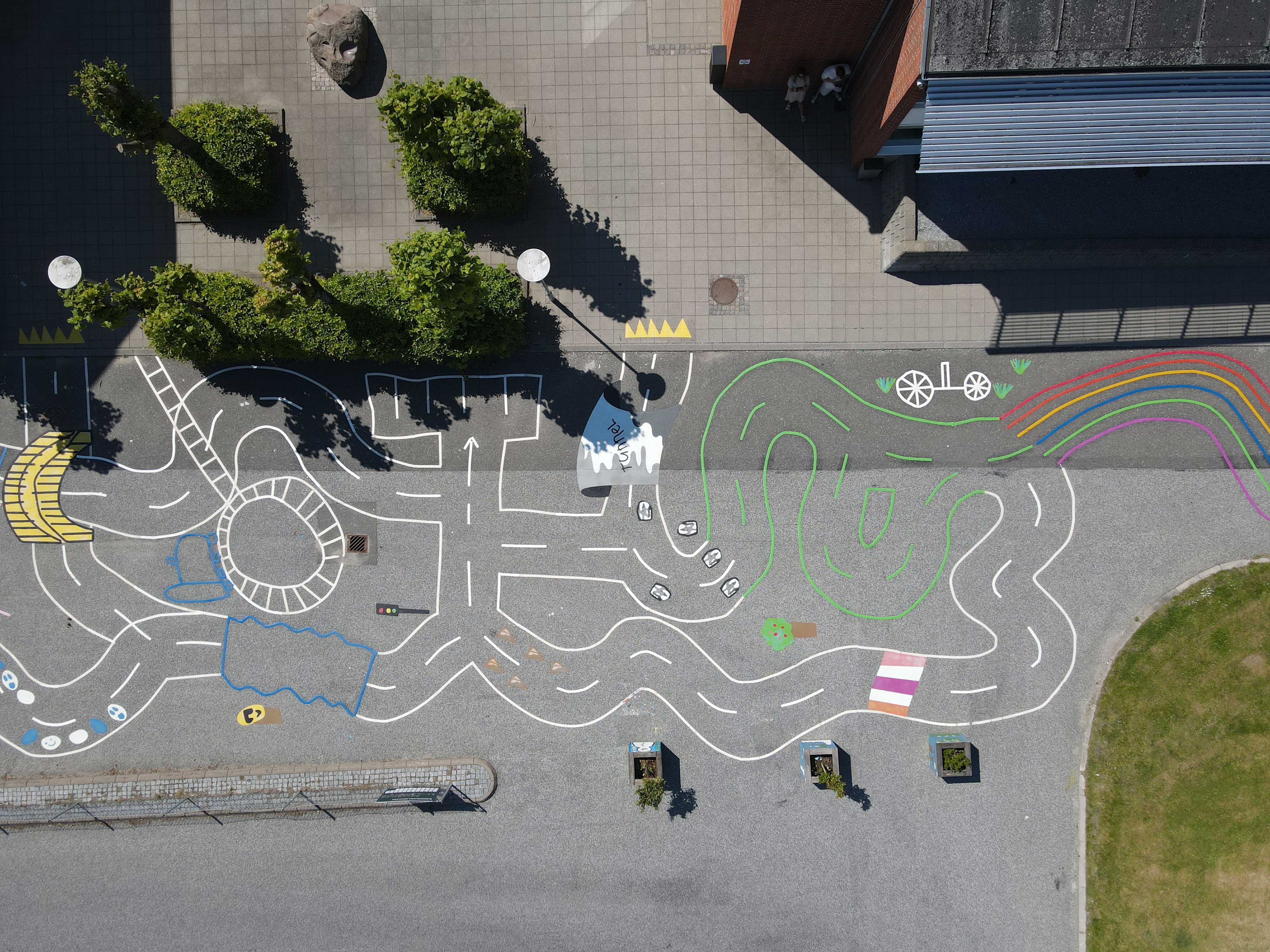 Børnetegninger til cykelbane på parkeringspladsen