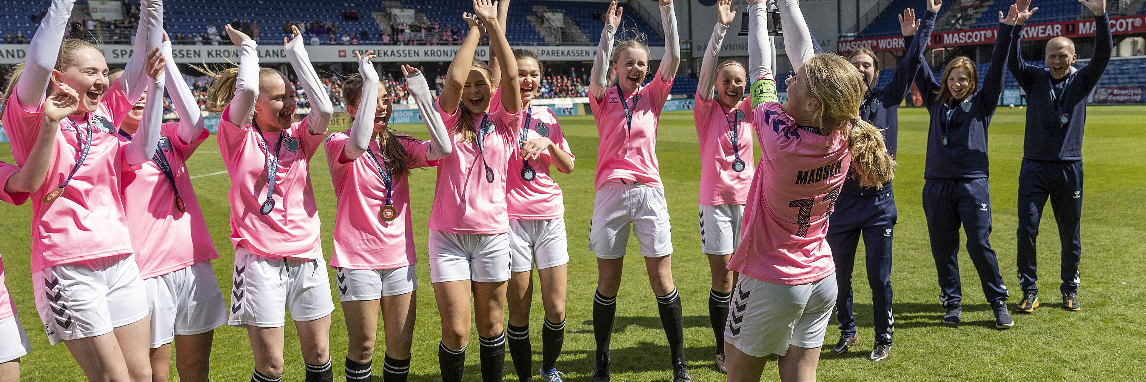 Foldboldhold hæver en pokal