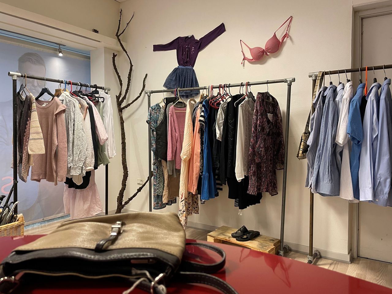 I Genskabet må du gerne både tage tøj og ting og aflevere dit tøj og dine ting, som andre kan få glæde af.