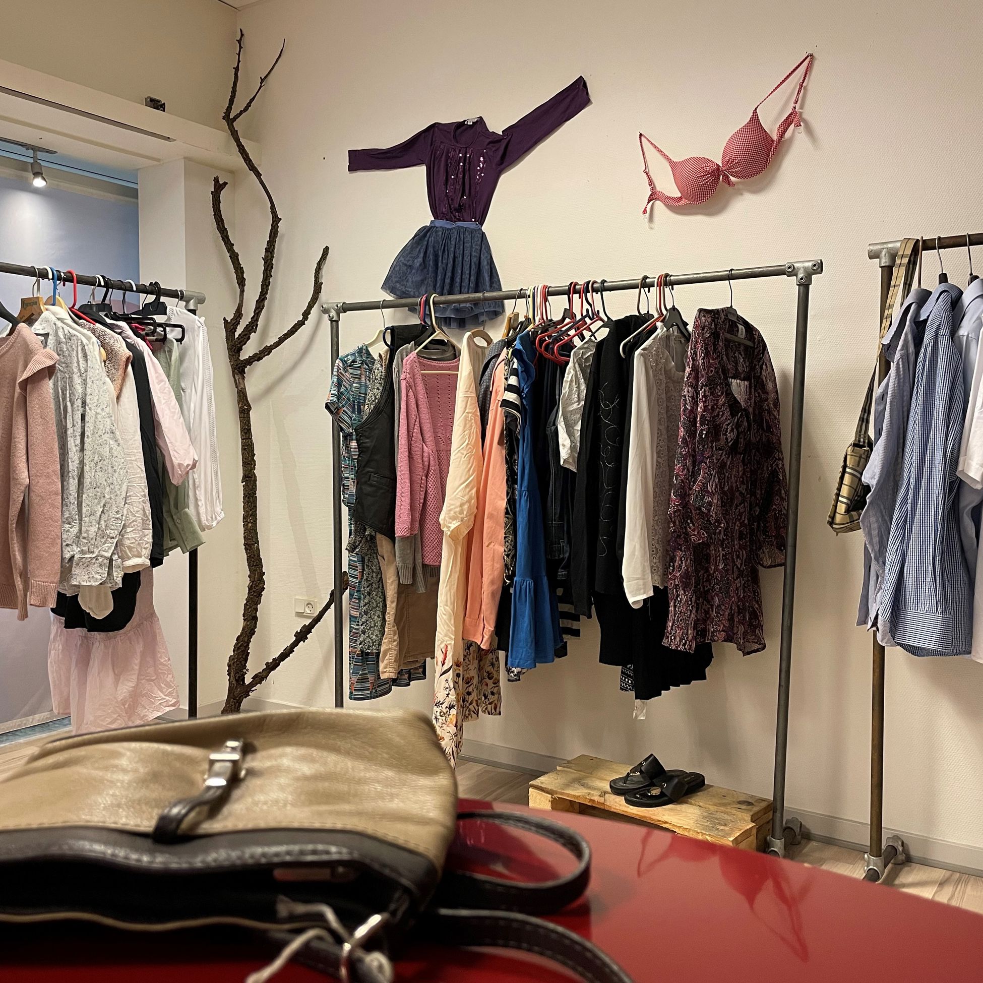 I Genskabet må du gerne både tage tøj og ting og aflevere dit tøj og dine ting, som andre kan få glæde af.