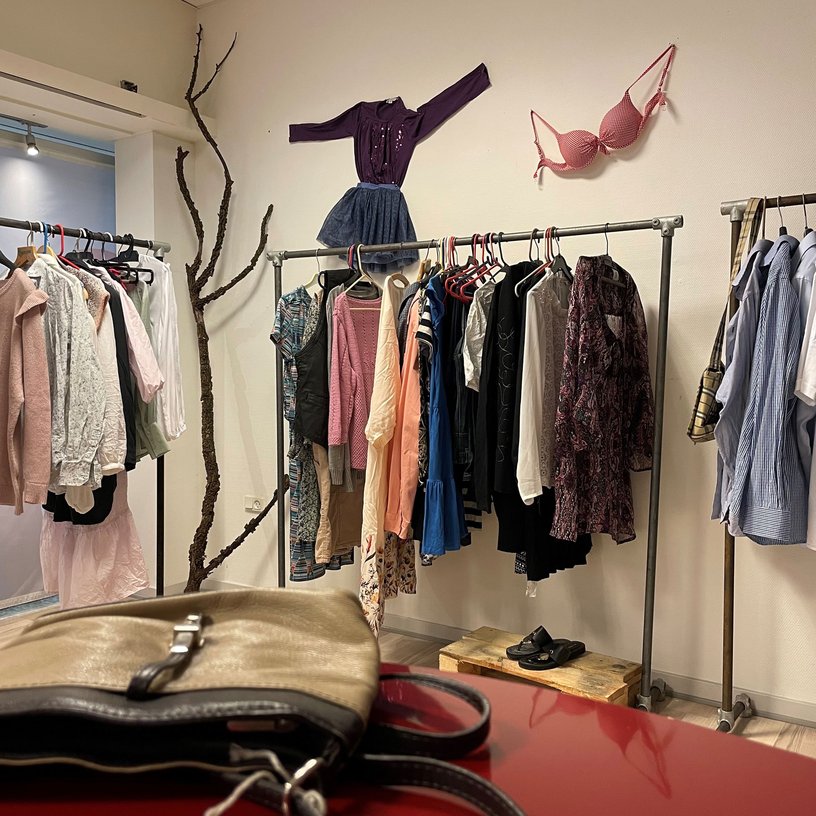 I Genskabet må du gerne både tage tøj og ting og aflevere dit tøj og dine ting, som andre kan få glæde af.