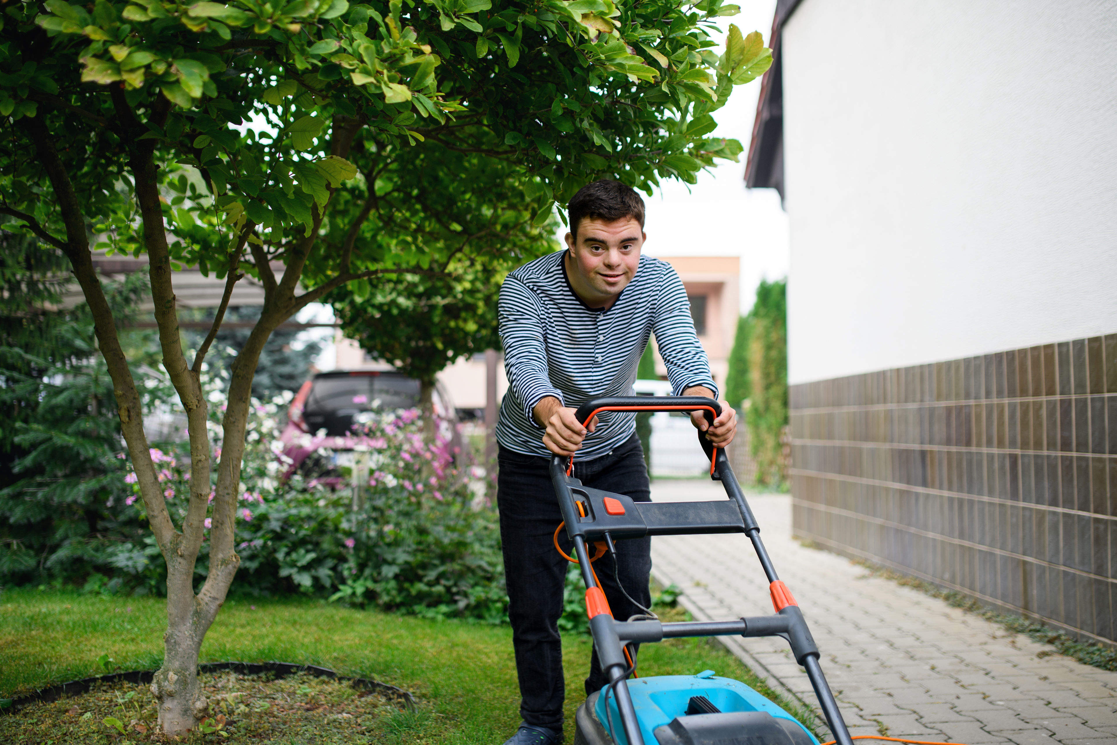 Ung Mand Med Plæneklipper