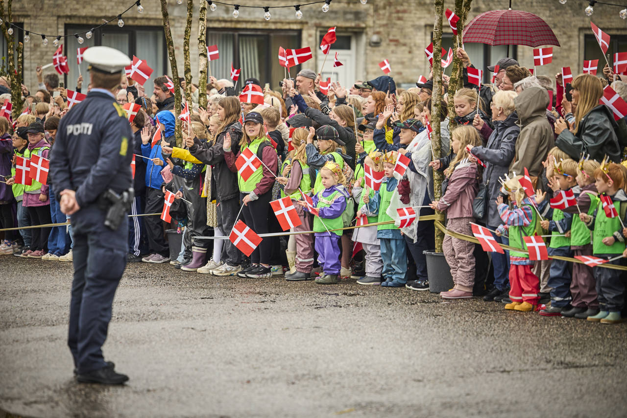 Folk står klar til at modtage Dronningen på havnen