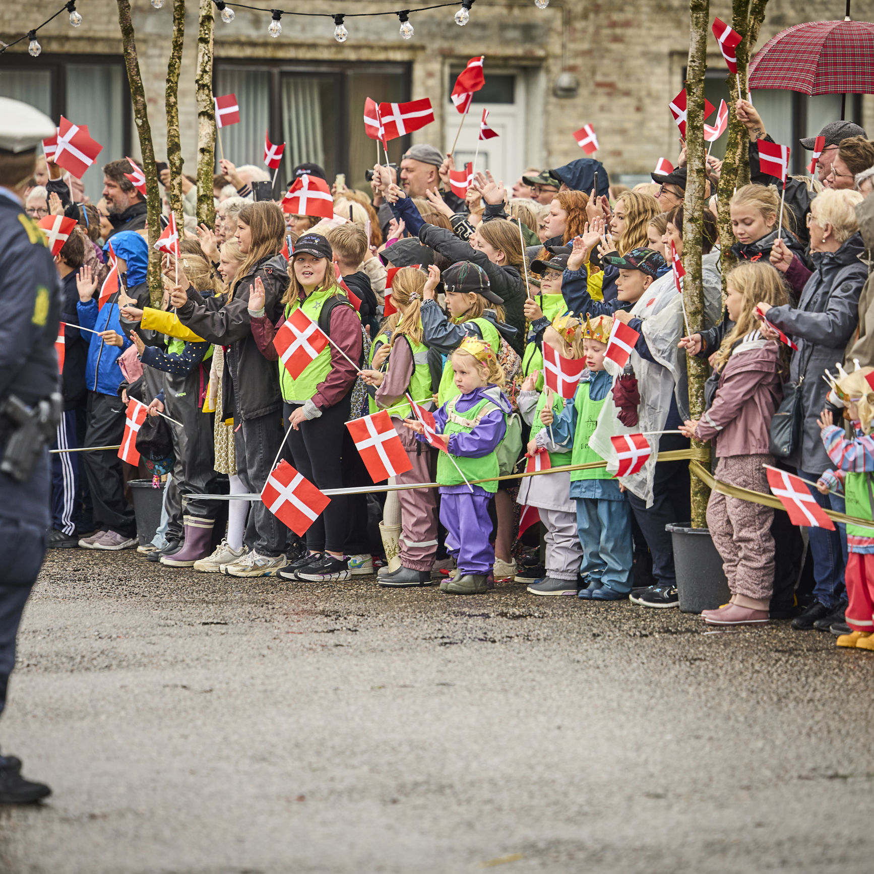 Folk står klar til at modtage Dronningen på havnen