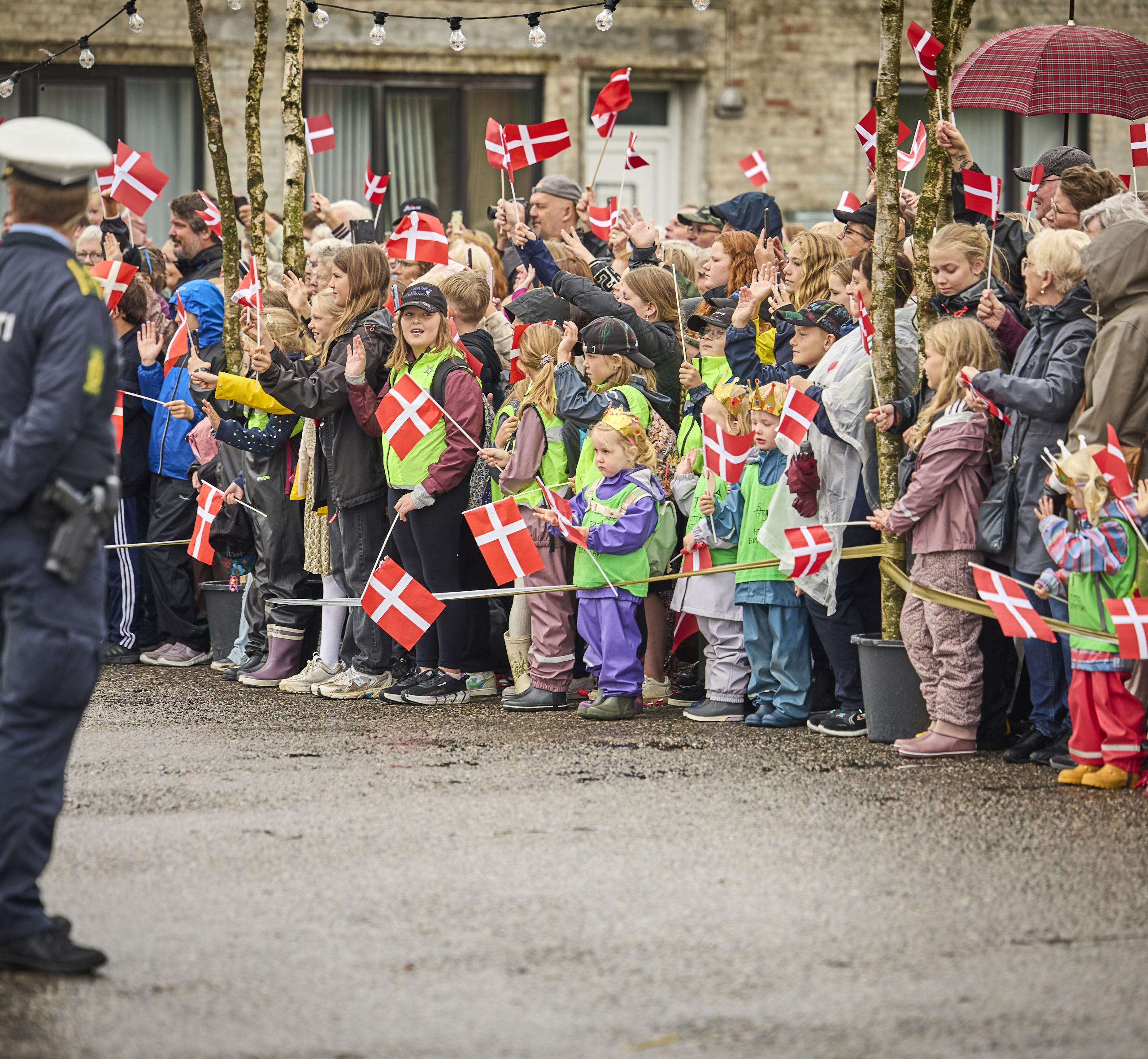 Folk står klar til at modtage Dronningen på havnen