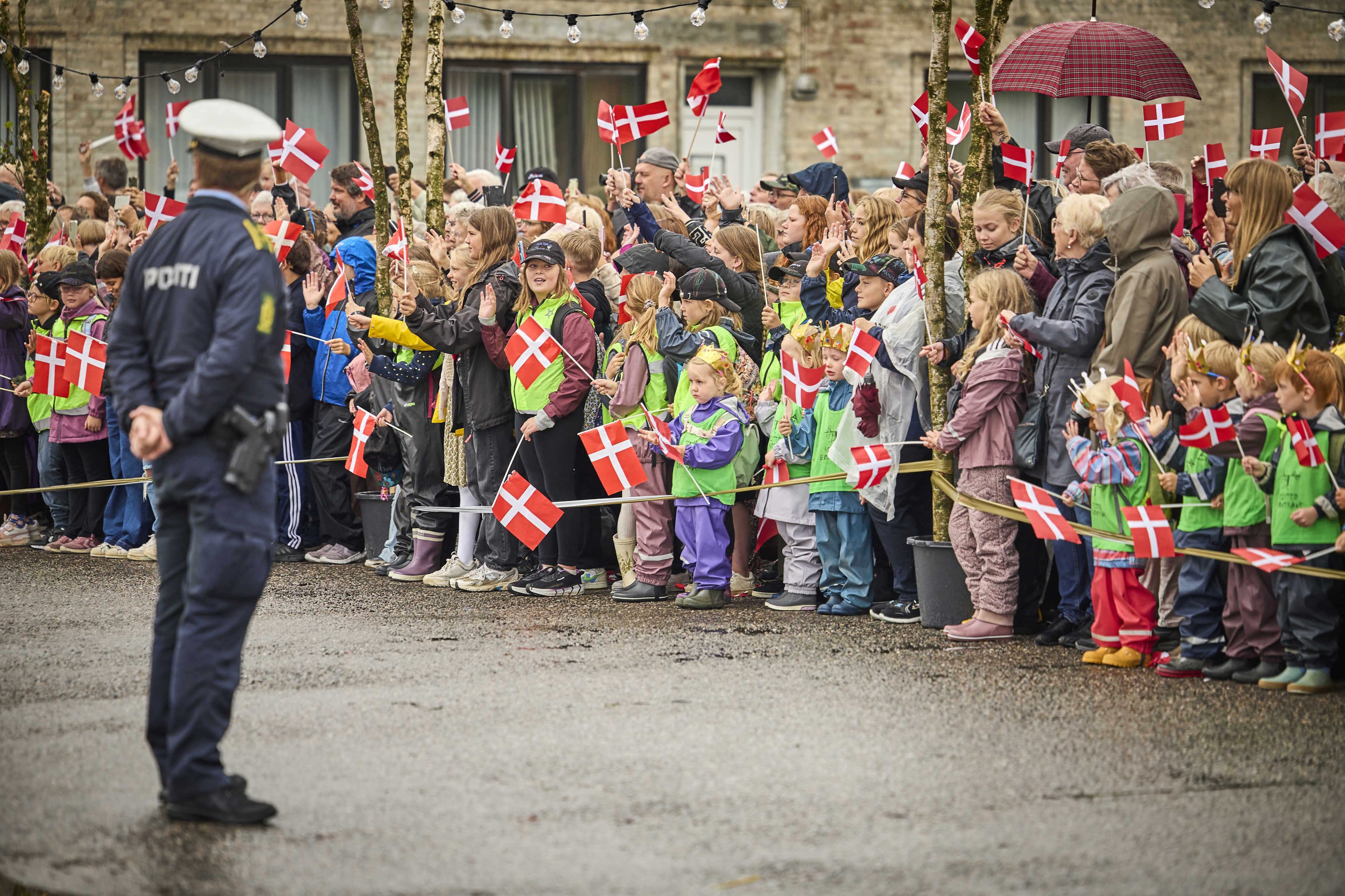 Folk står klar til at modtage Dronningen på havnen