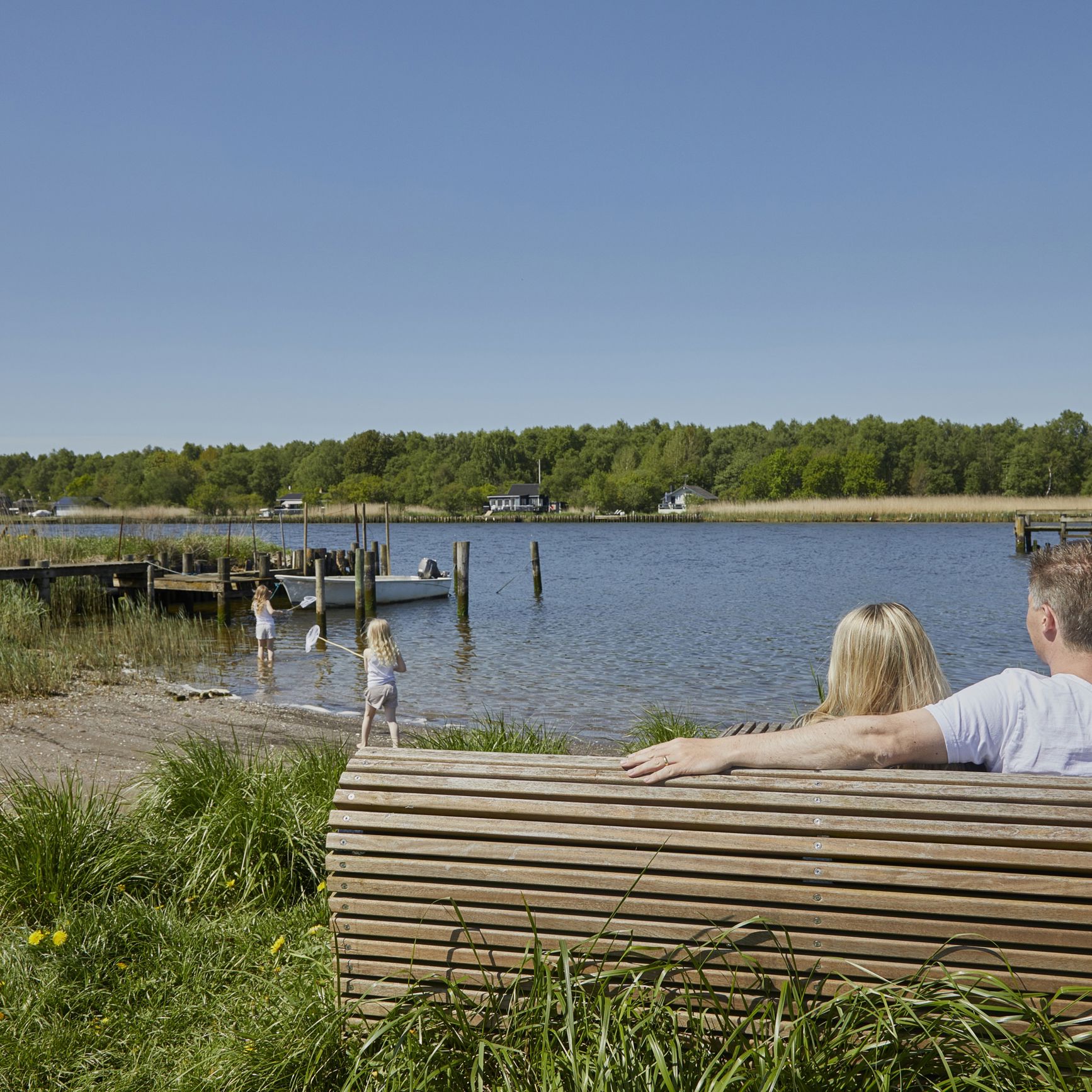 Familie ved vandet i Naturpark Randers Fjord