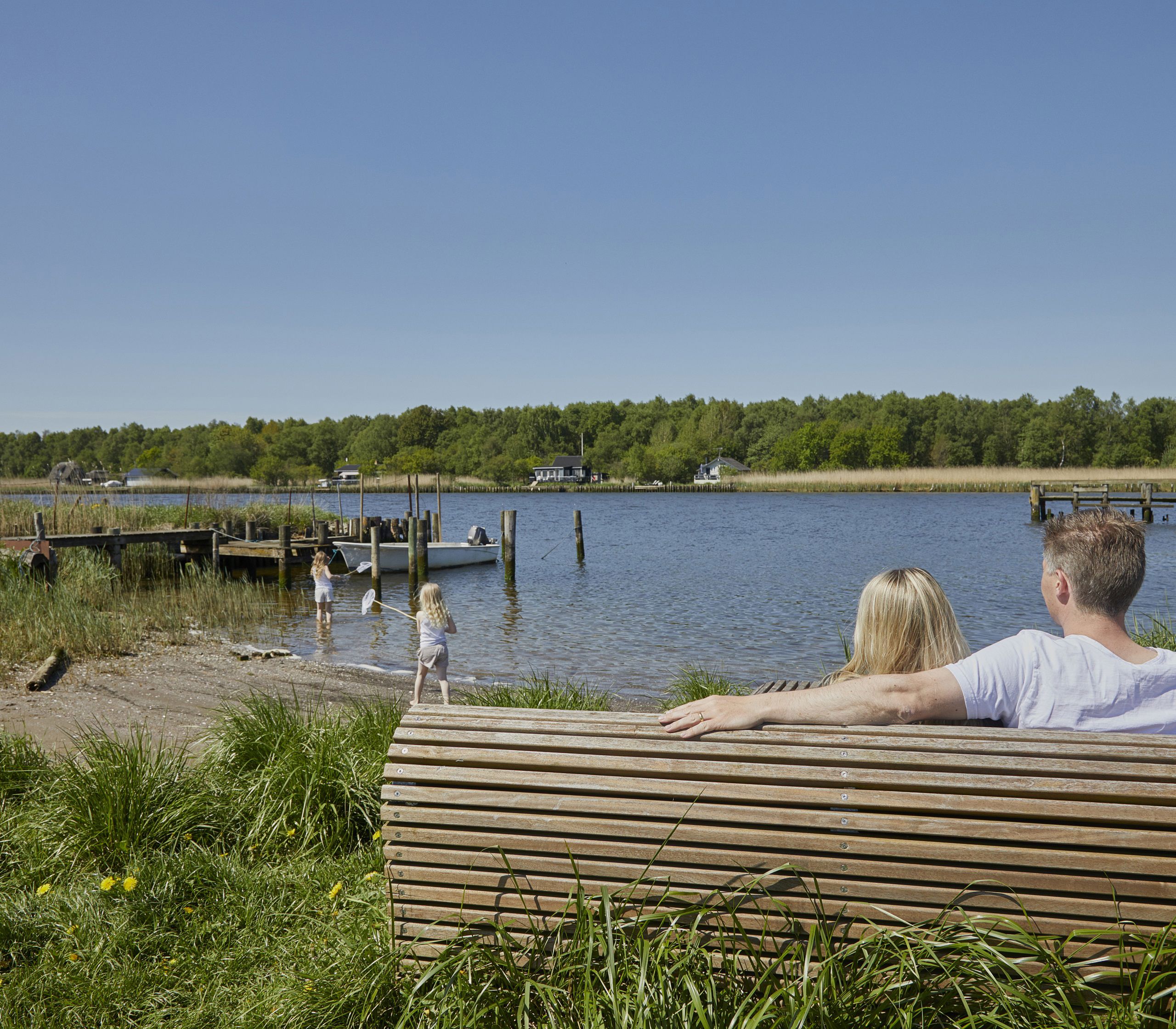 Familie ved vandet i Naturpark Randers Fjord