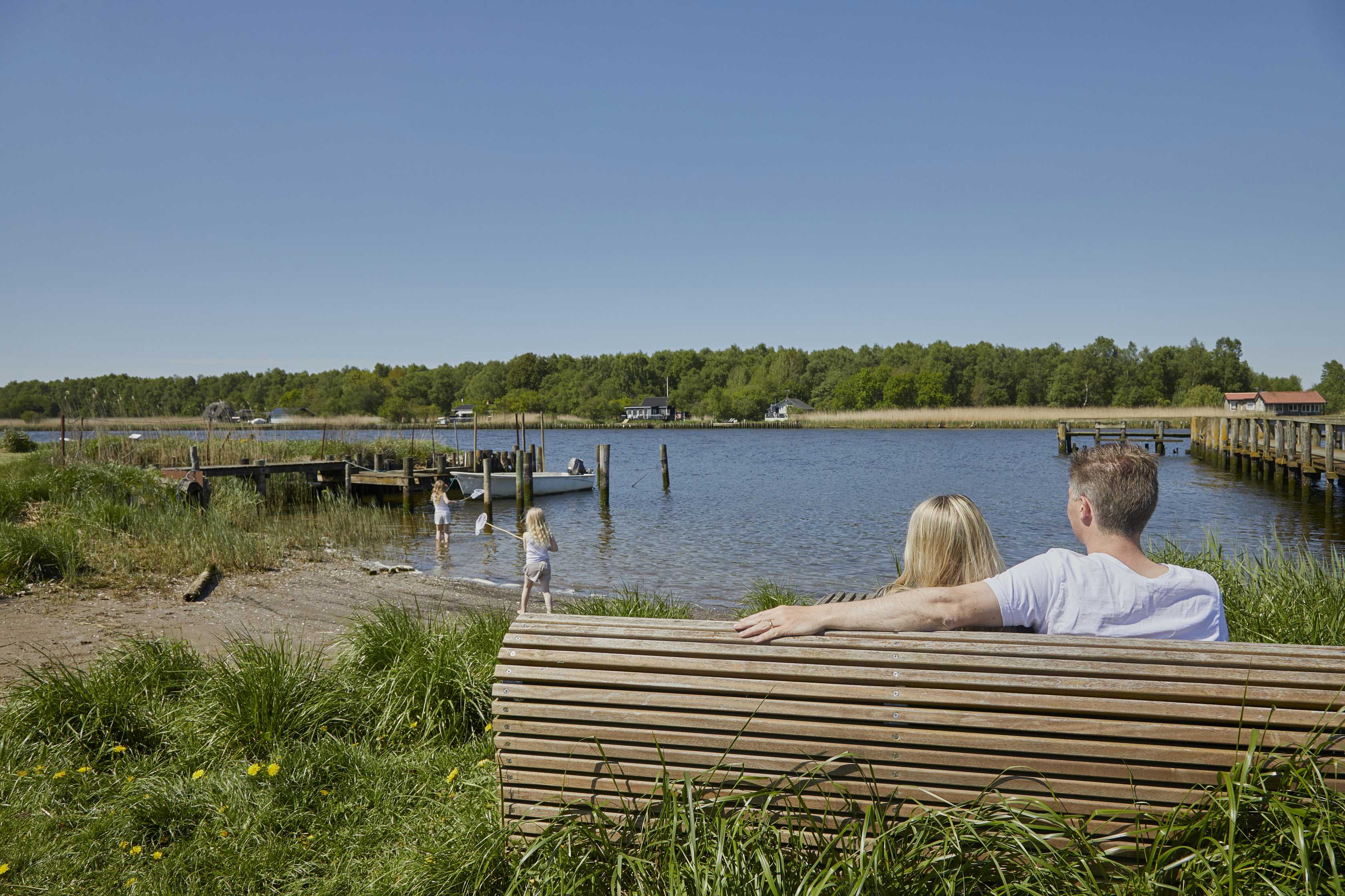 Familie ved vandet i Naturpark Randers Fjord