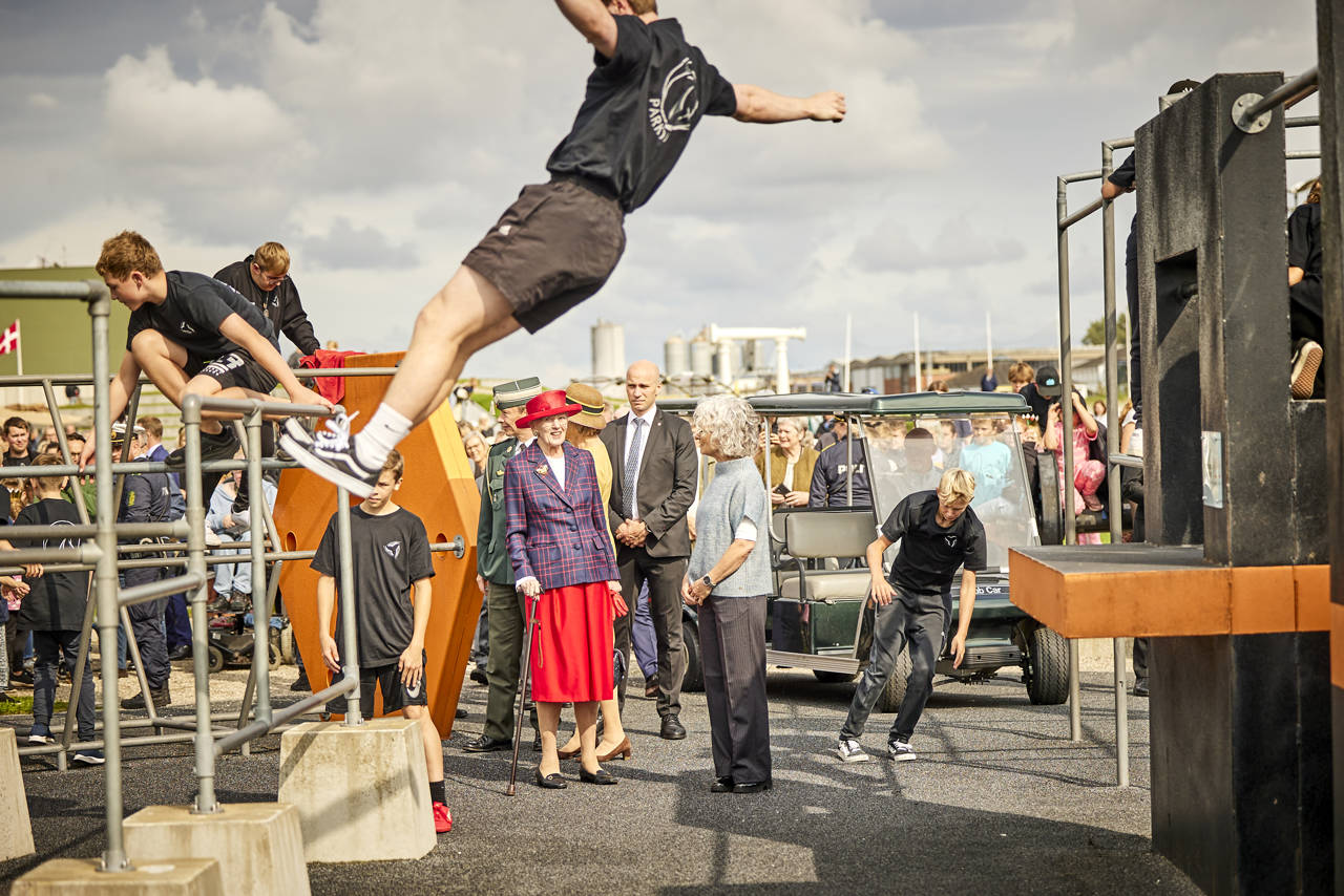 Dronningen ser parkour i Tronholmparken