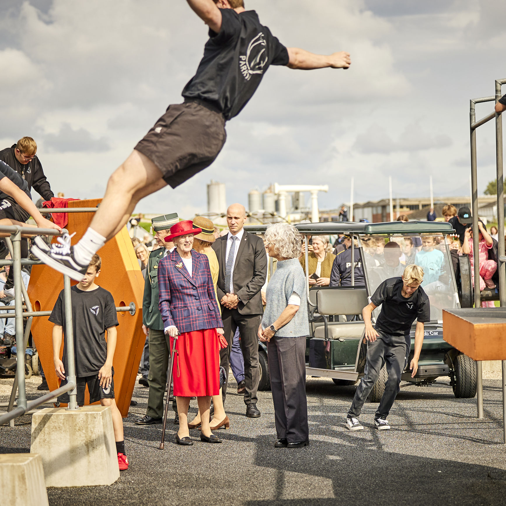 Dronningen ser parkour i Tronholmparken