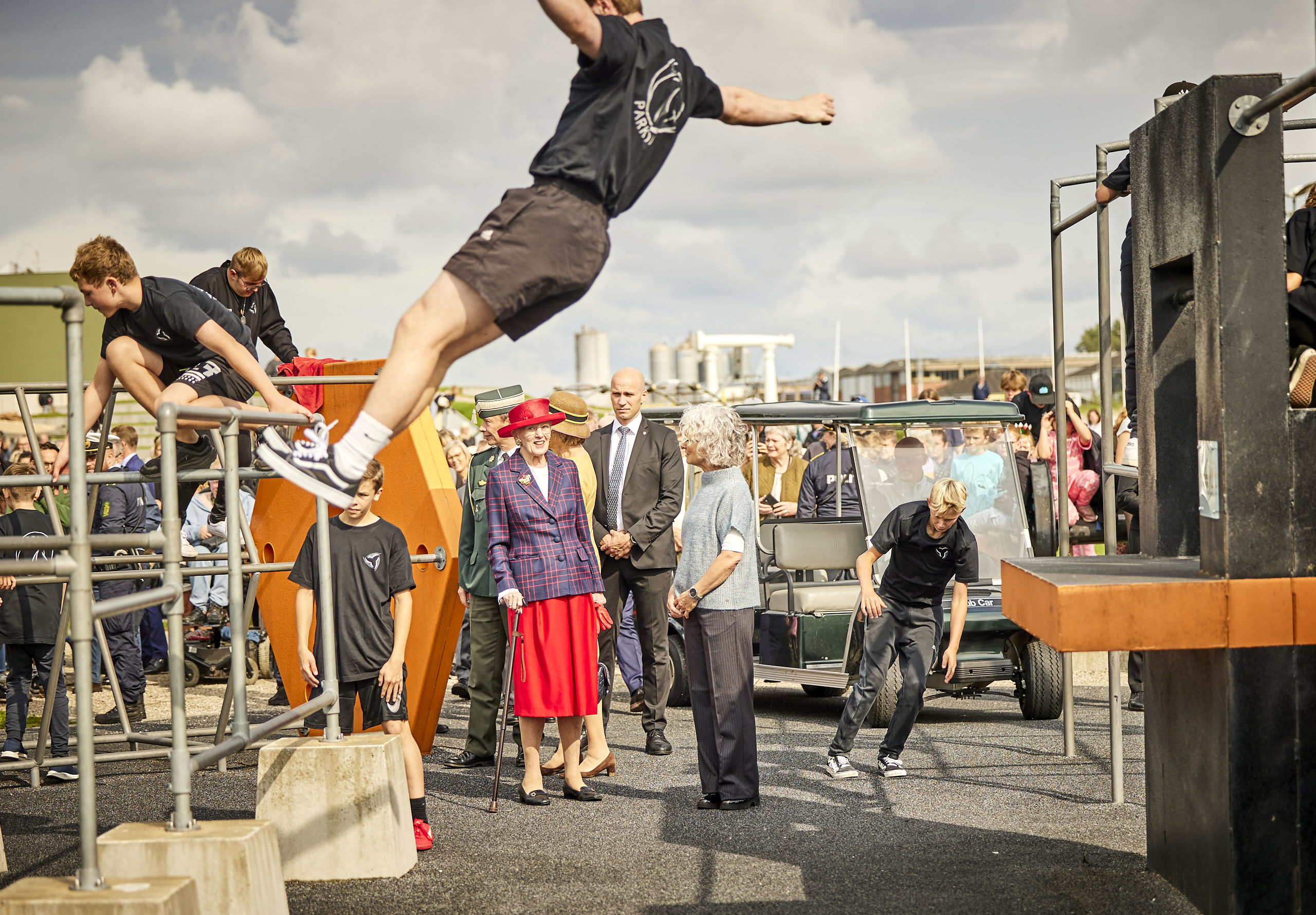 Dronningen ser parkour i Tronholmparken