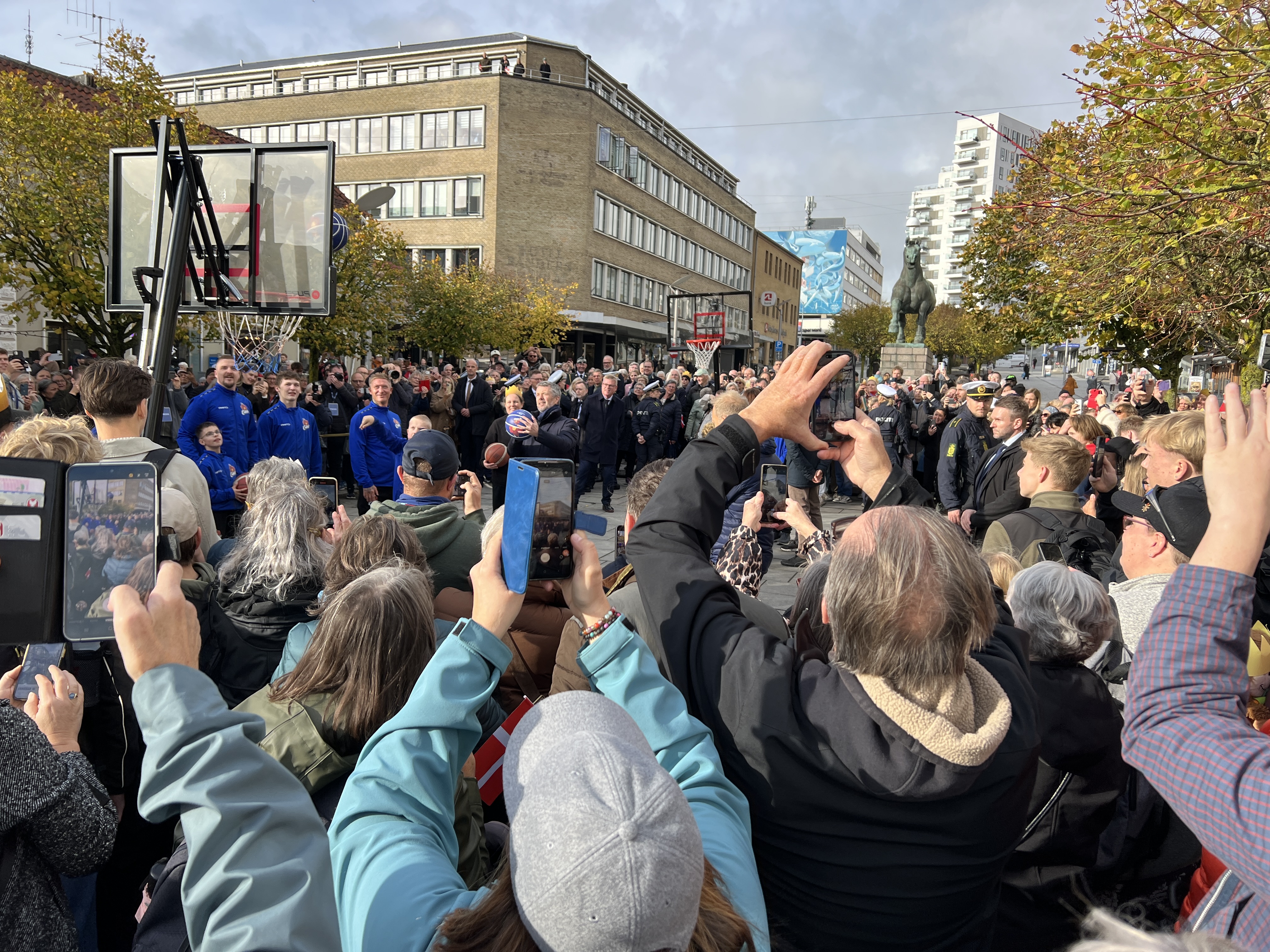 H.M. Kongen spiller basket med Randers Cimbria All-Stars-holdet