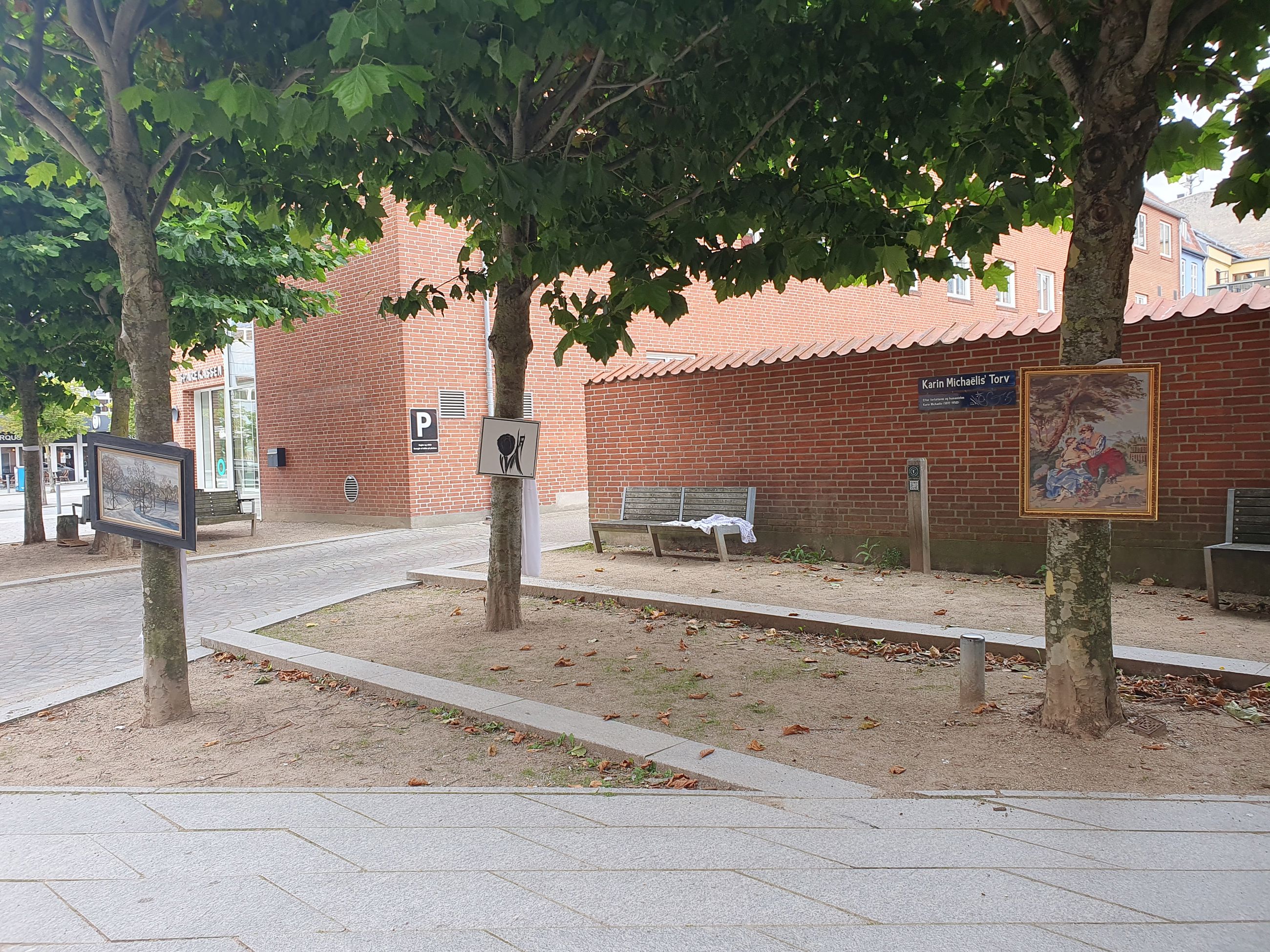 Kunst på træerne ved Kulturhuset