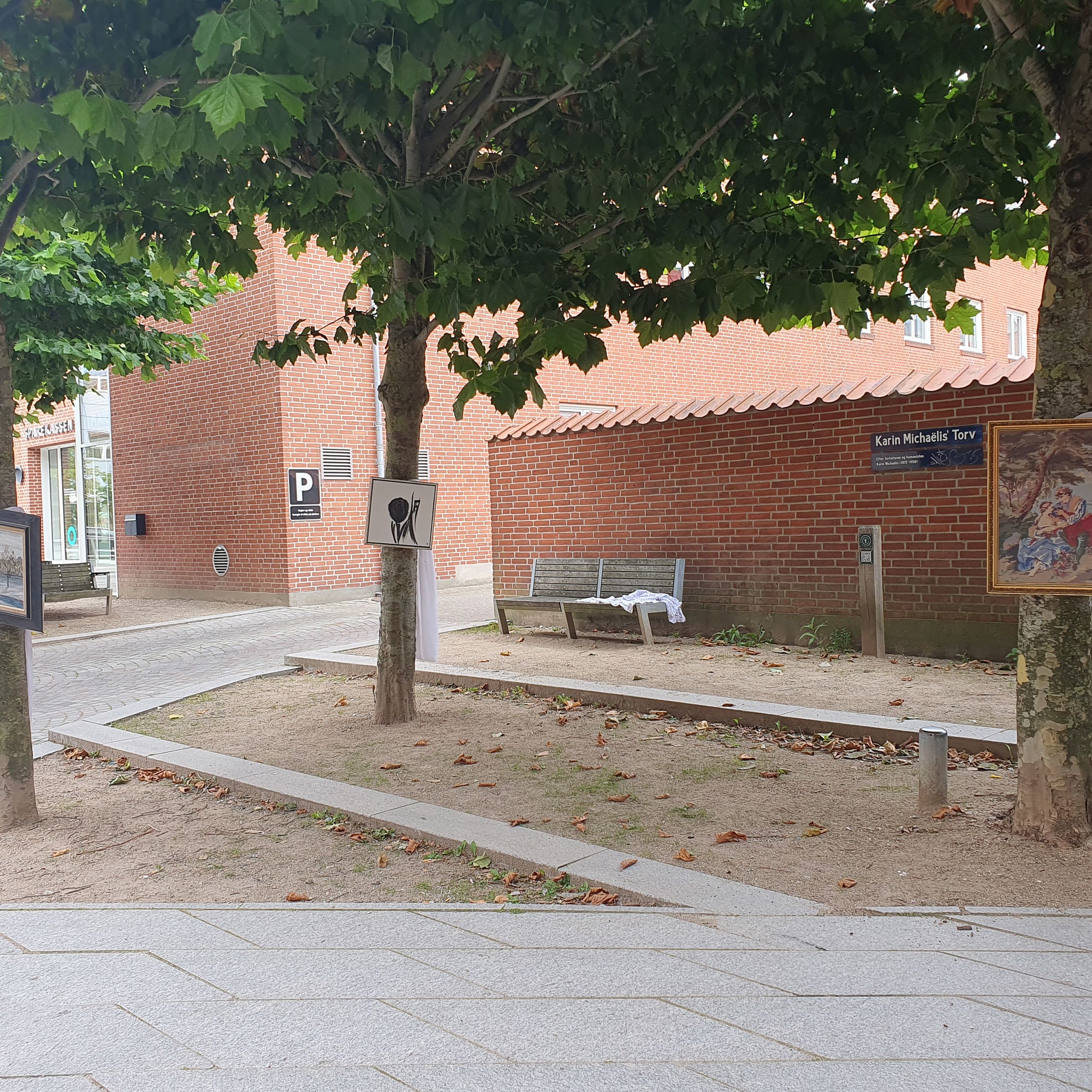 Kunst på træerne ved Kulturhuset