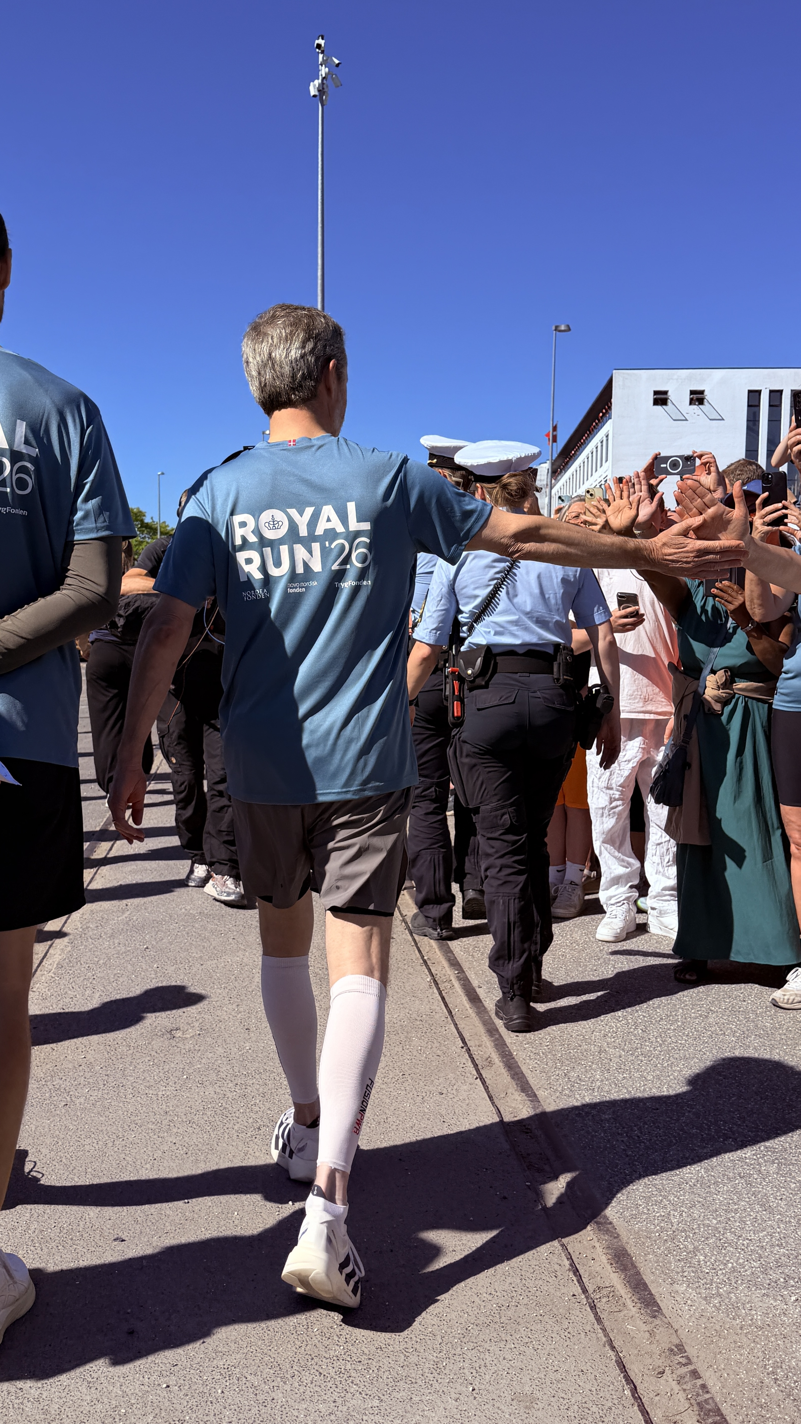 Kongen giver highfives til publikum