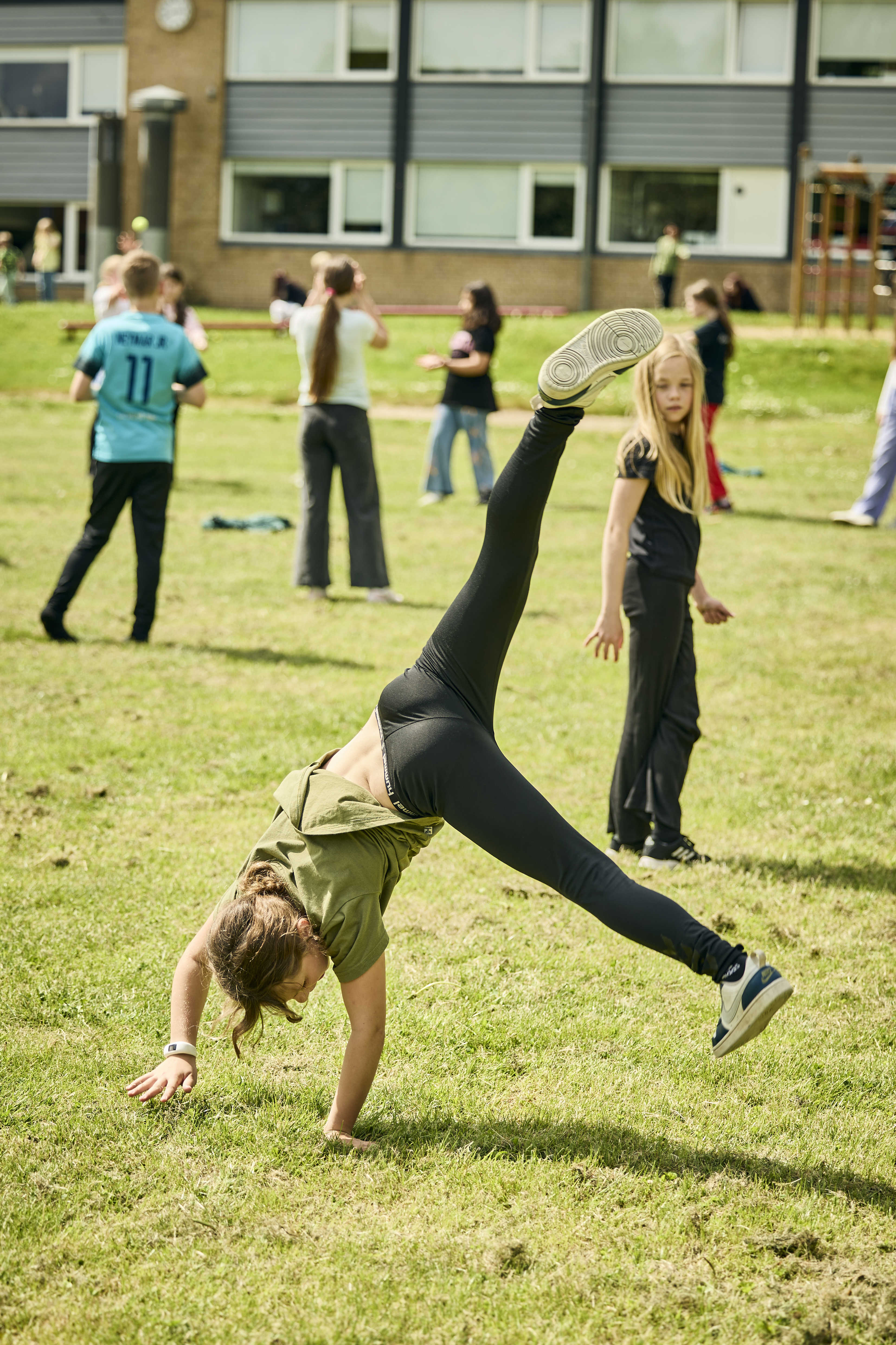 Pige slår en vejrmølle
