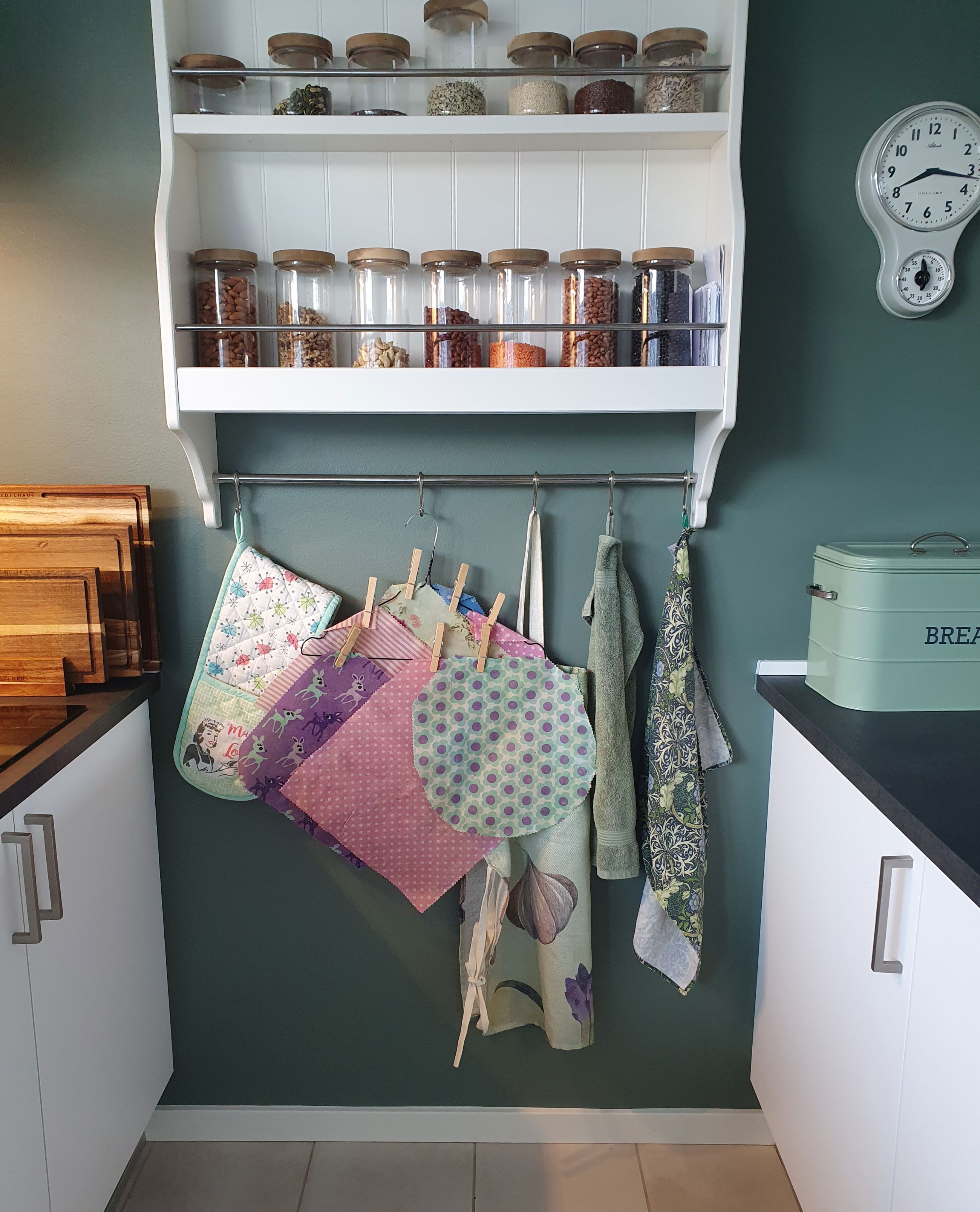 Bivoksklude som er vasket i lidt lunkent vand og sæbe og nu hænger til tørre