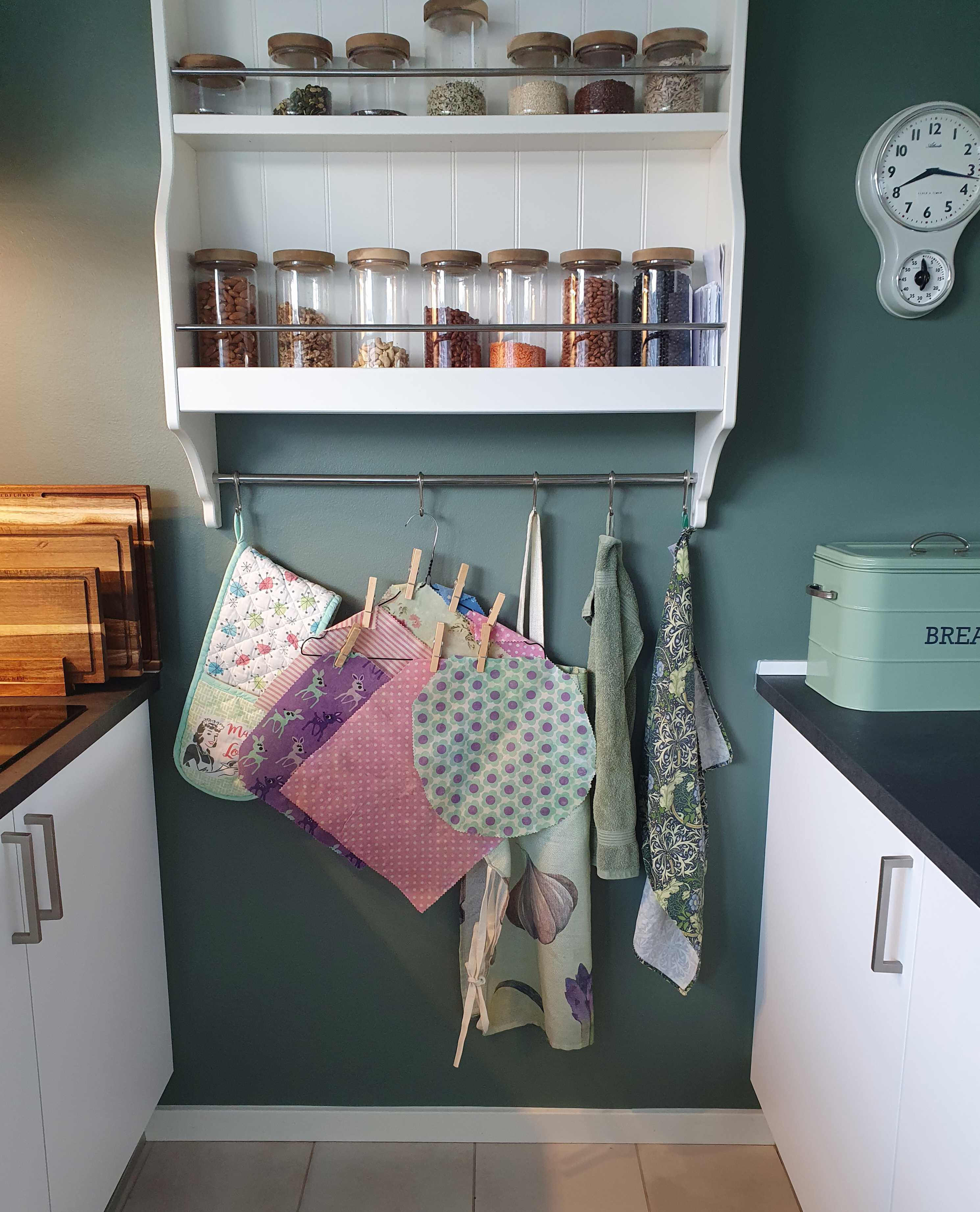 Bivoksklude som er vasket i lidt lunkent vand og sæbe og nu hænger til tørre