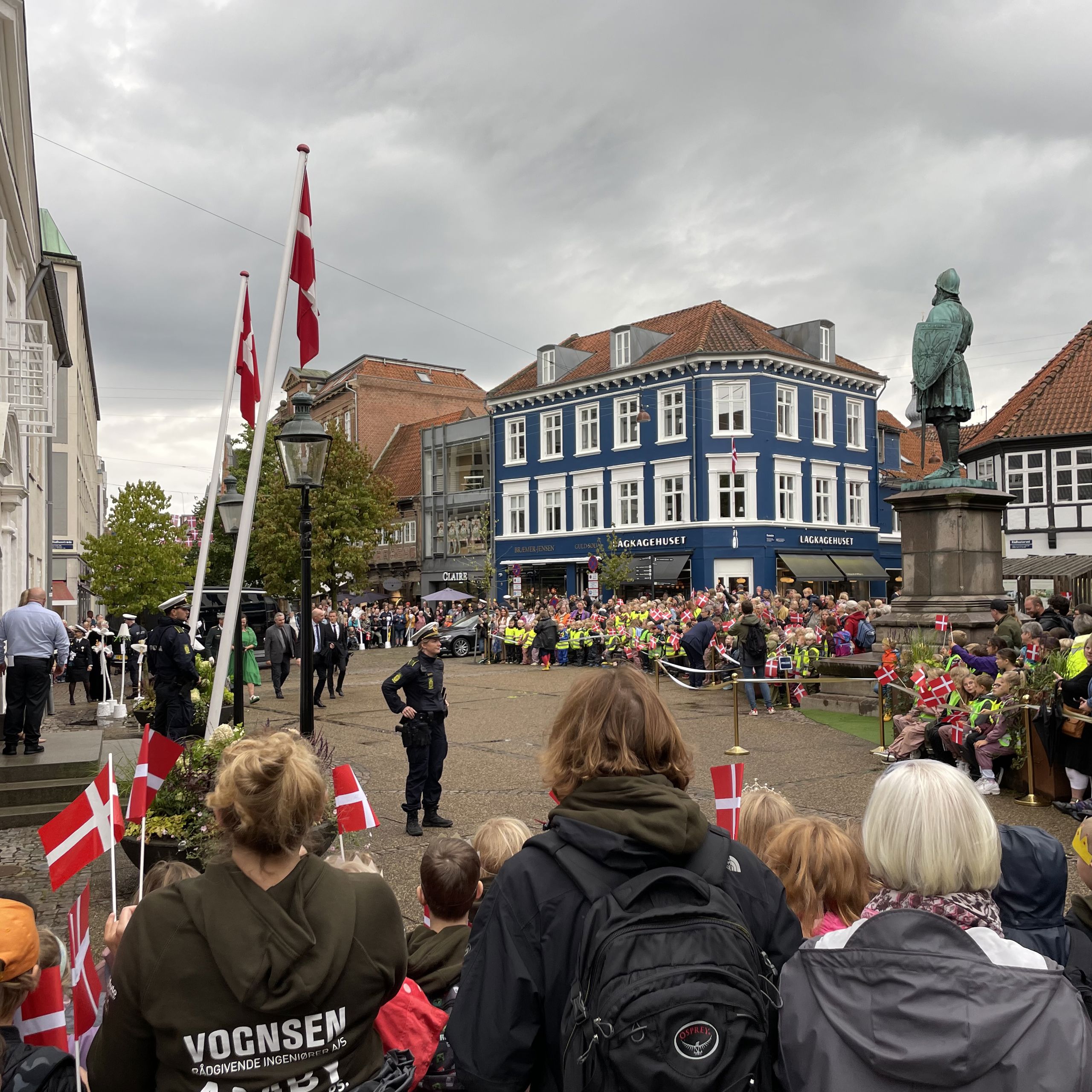 Folk er klar til at modtage Dronningen på Rådhustorvet