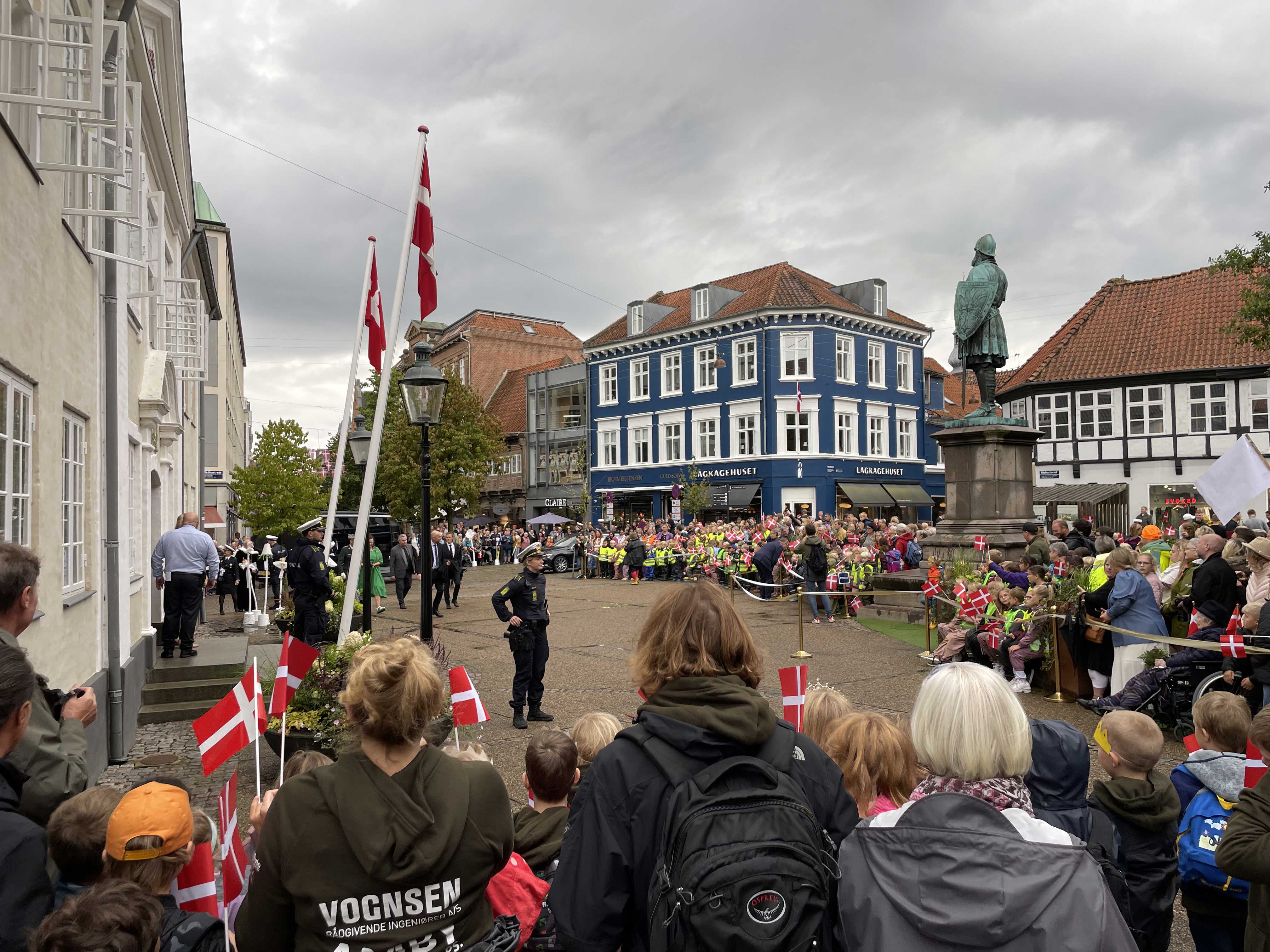 Folk er klar til at modtage Dronningen på Rådhustorvet