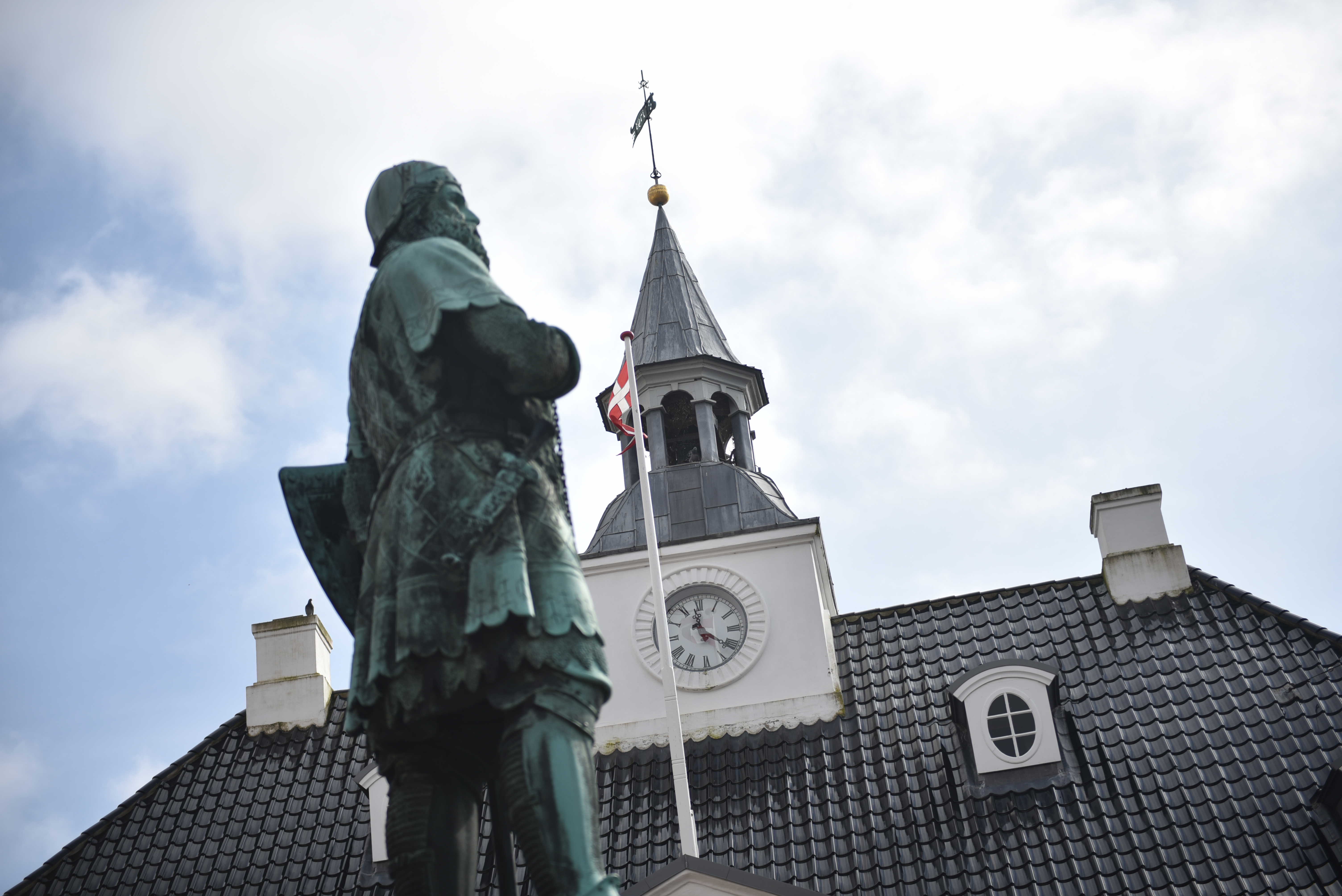 Randers Rådhus og Skulptur af Niels Ebbesen