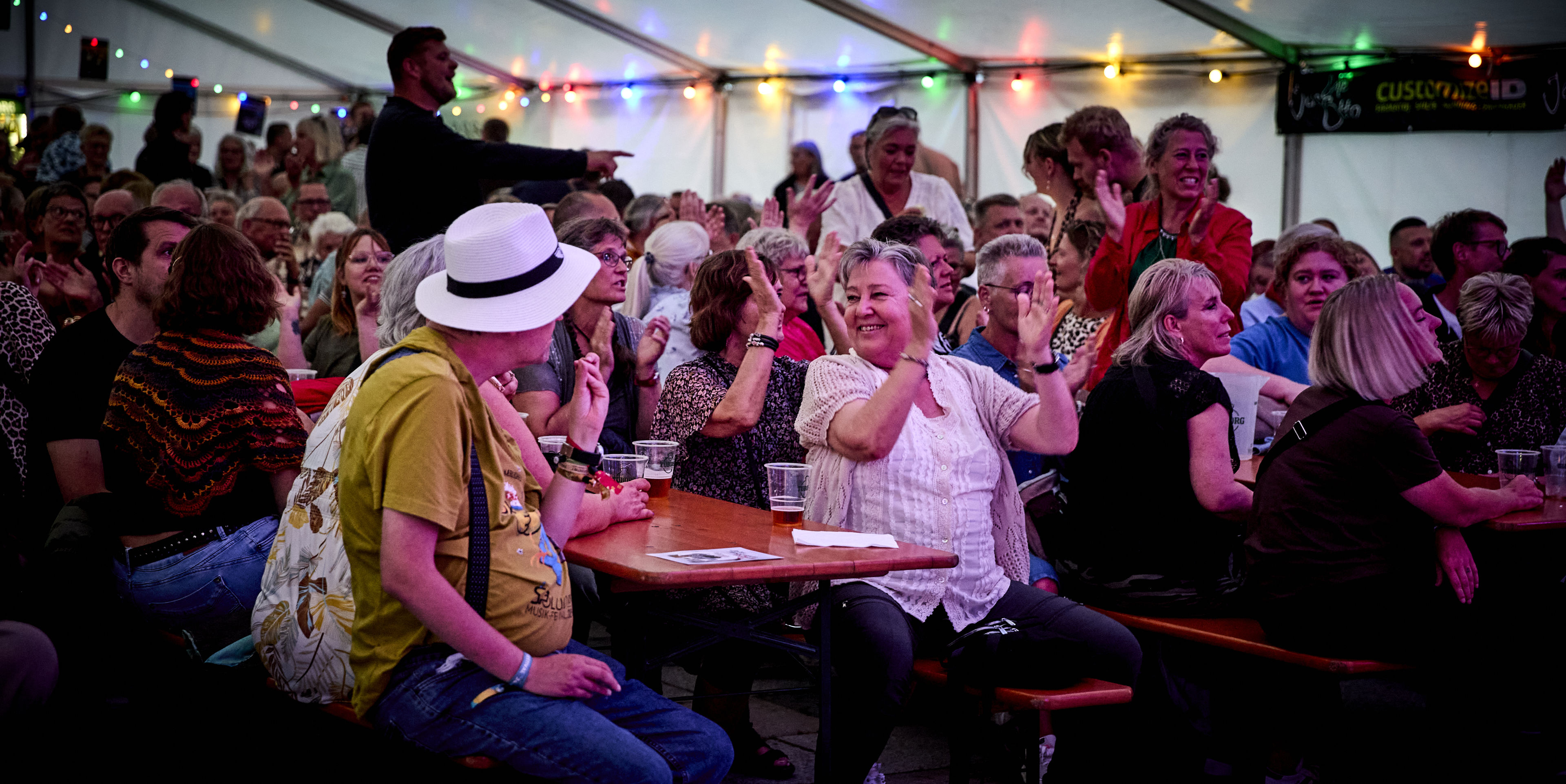 Der er liv og glade dage i Café Jens Otte teltet