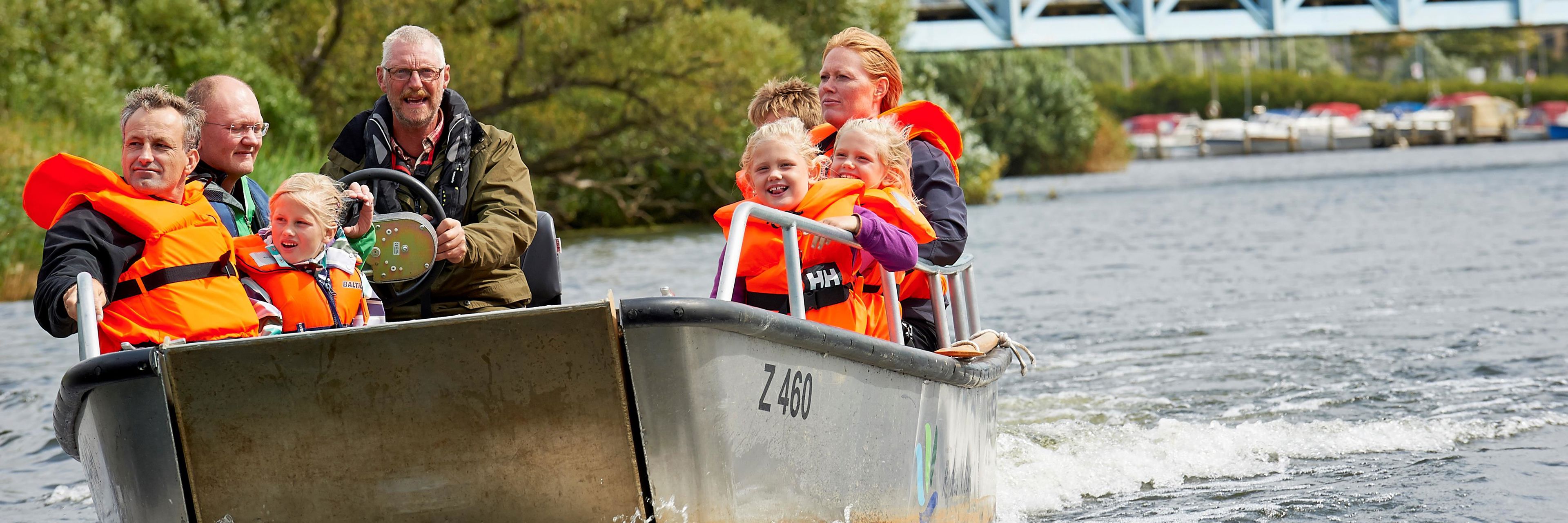 Sejlads med handicapbådene ved Randers Naturcenter