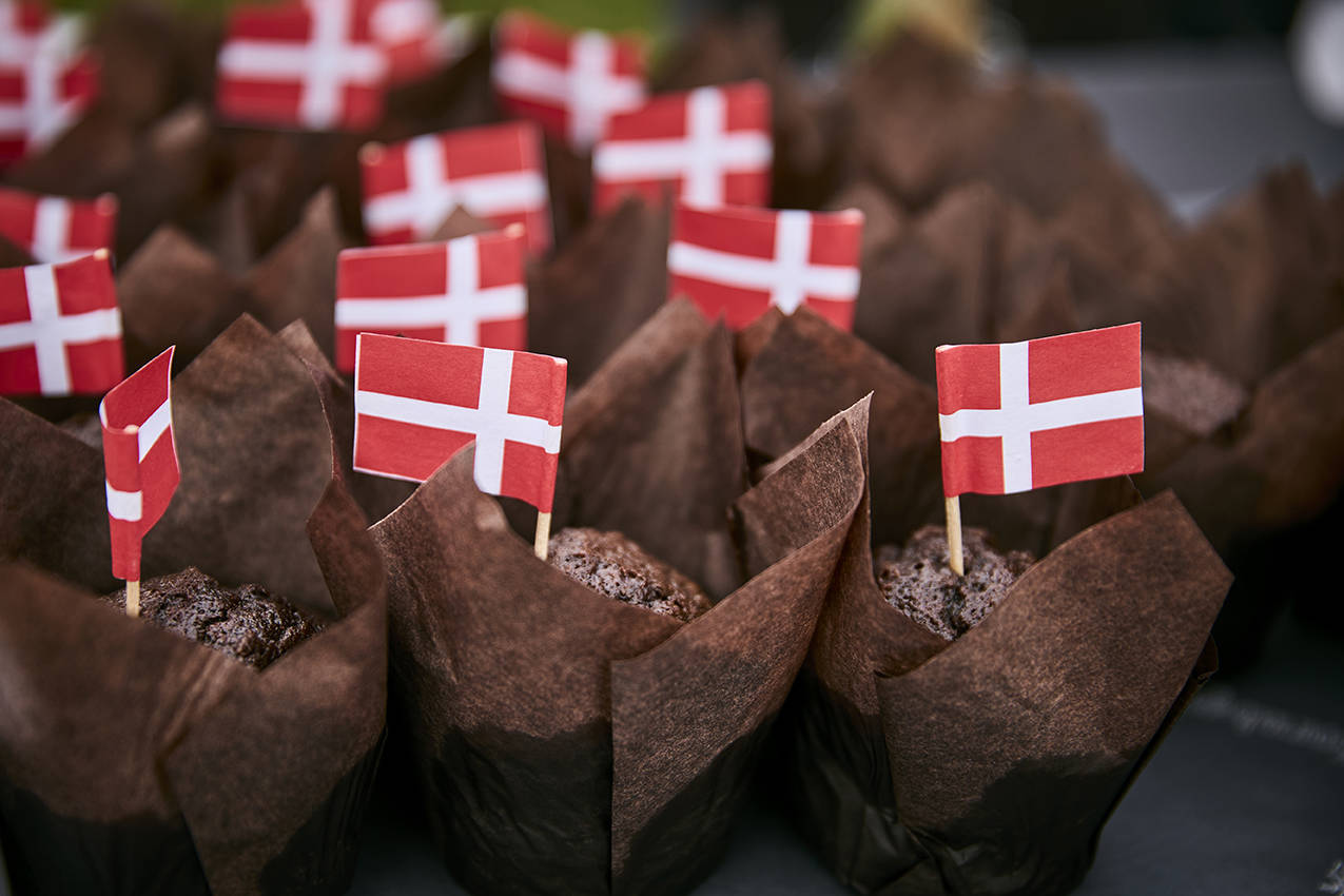 Kager i forbindelse med fejringen af borger nr. 100.000 i Mellerup