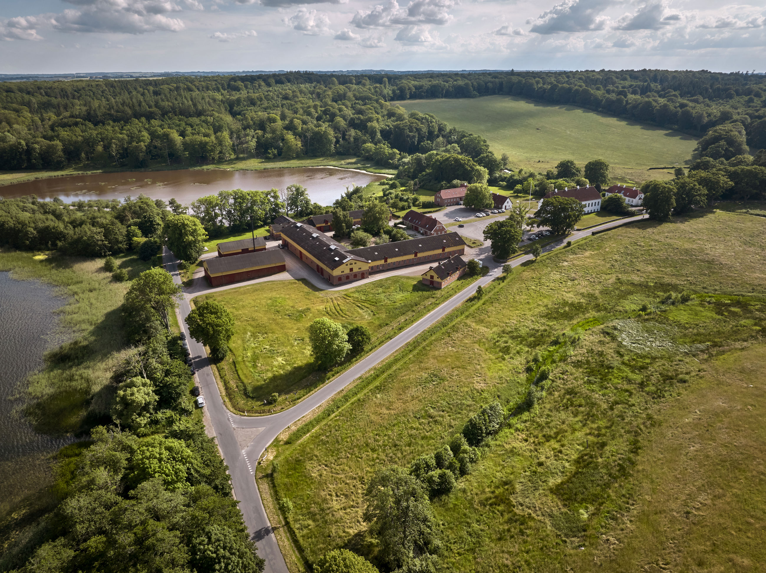 Fussingø Slot og gårde set fra luften