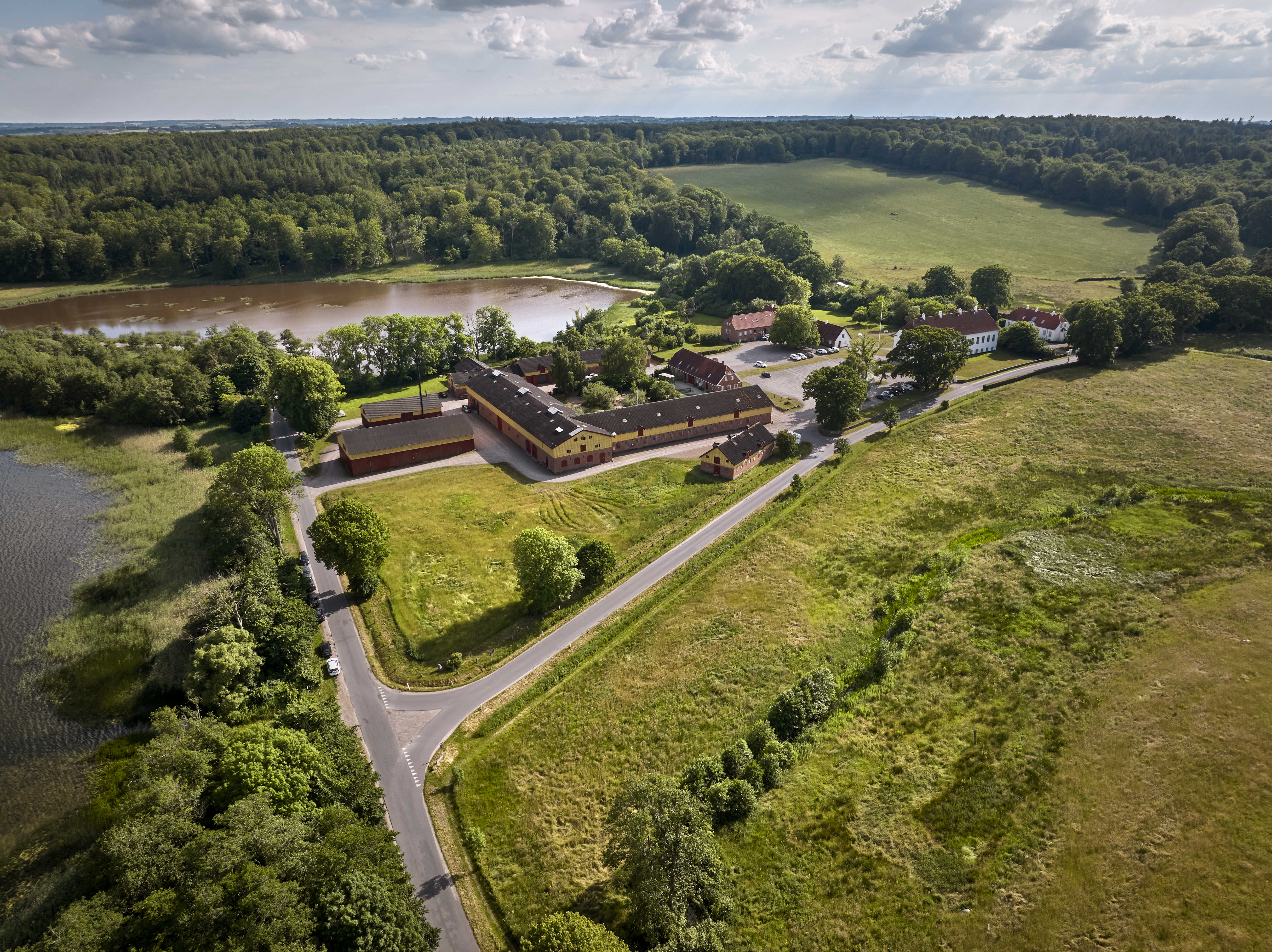 Fussingø Slot og gårde set fra luften
