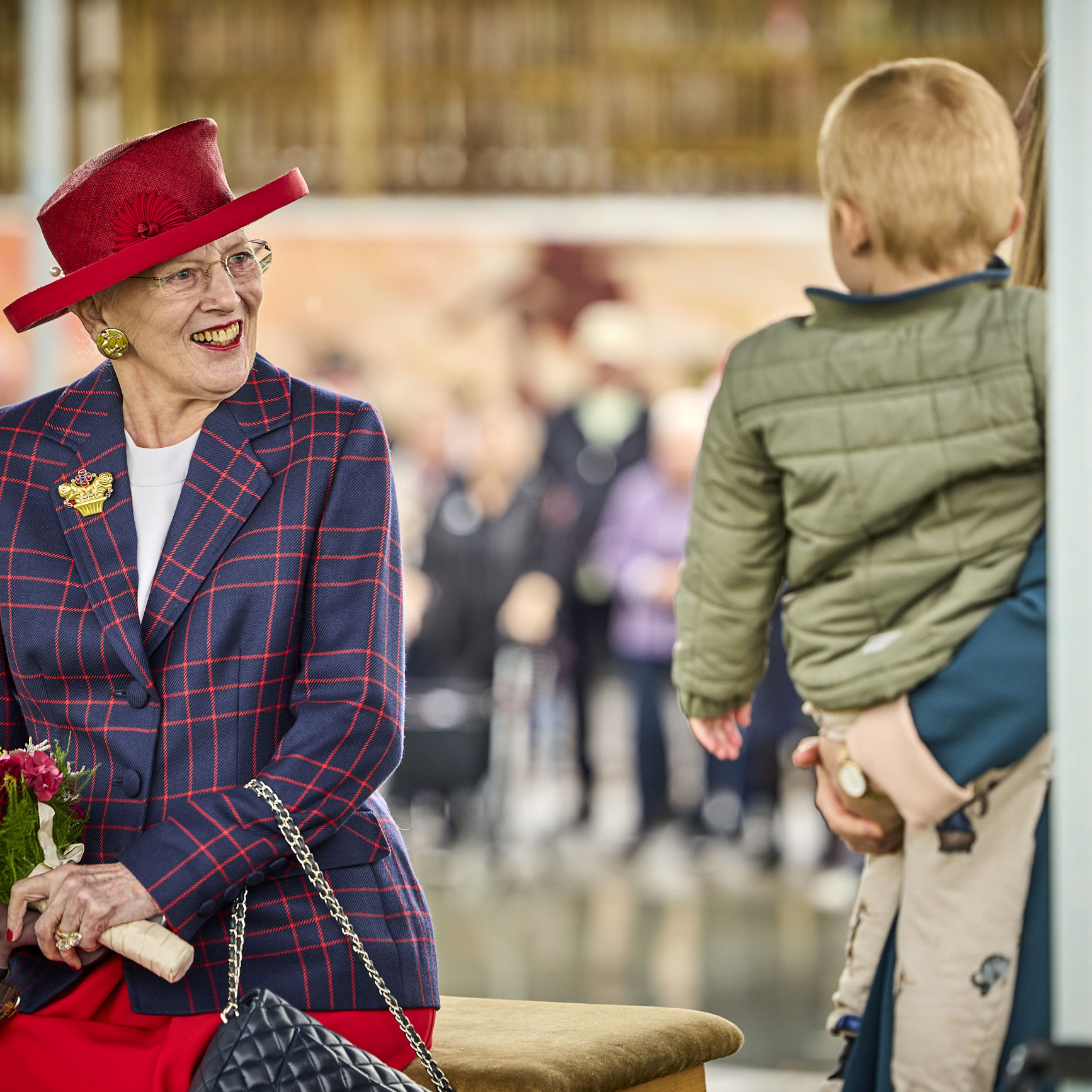 Dronningen hilser på familie i Øster Bjerregrav