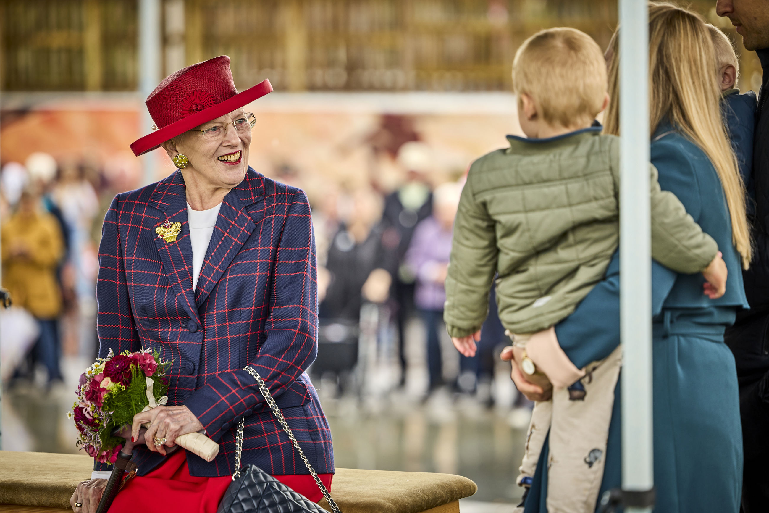 Dronningen hilser på familie i Øster Bjerregrav