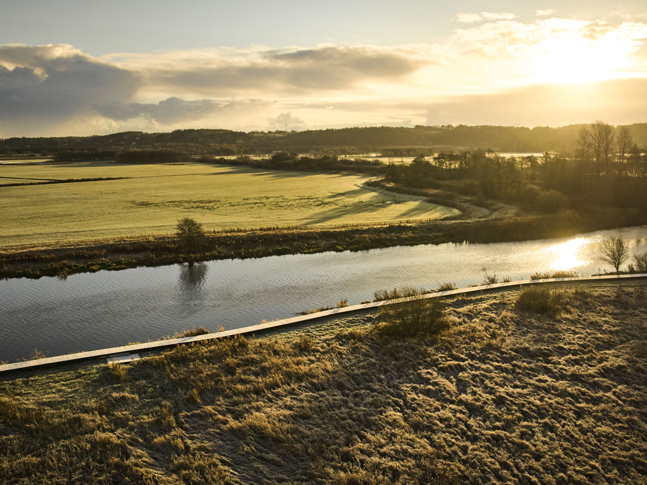 Gudenåen med stien der snor sig langs åen igennem landskabet
