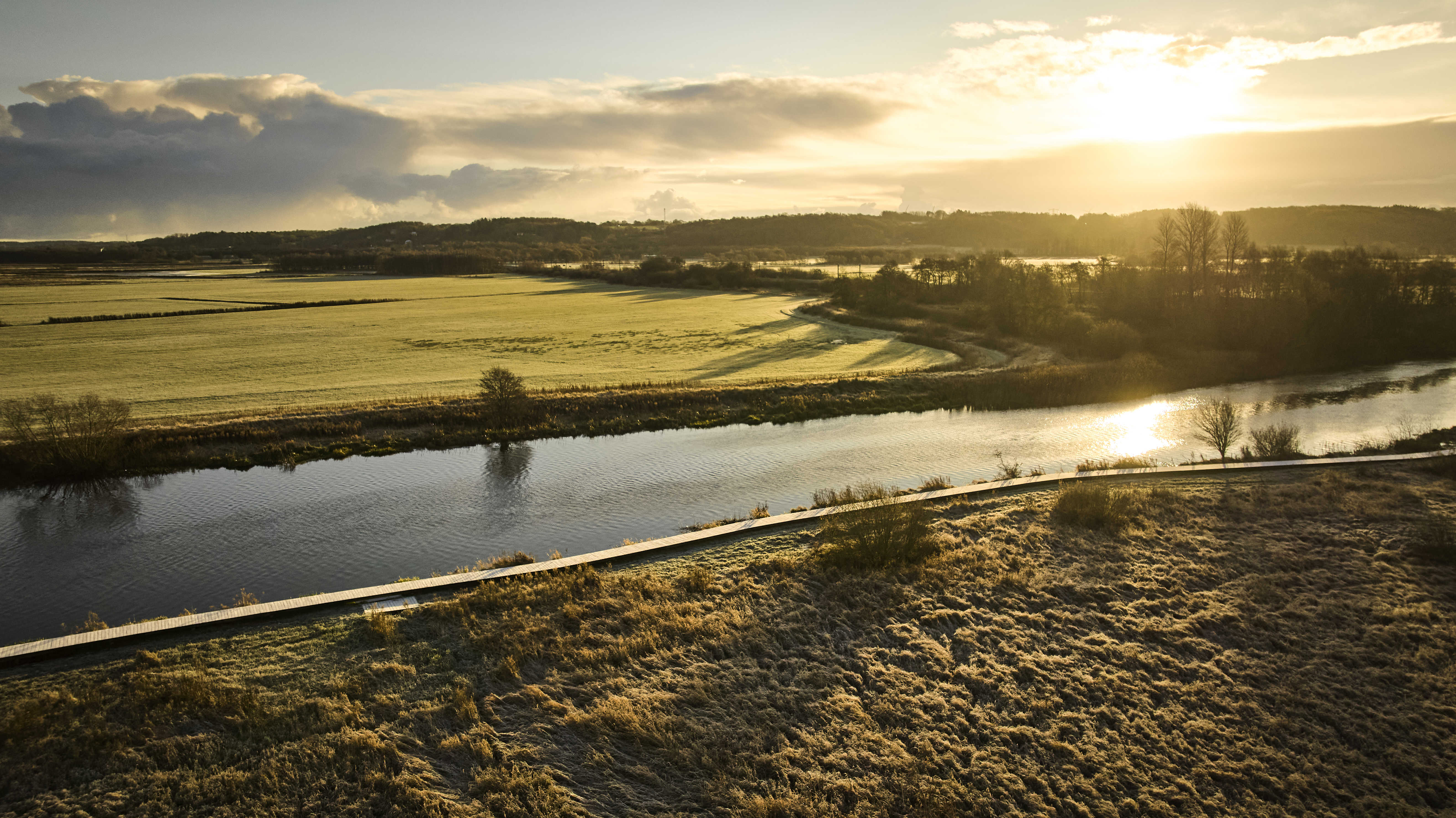 Gudenåen med stien der snor sig langs åen igennem landskabet