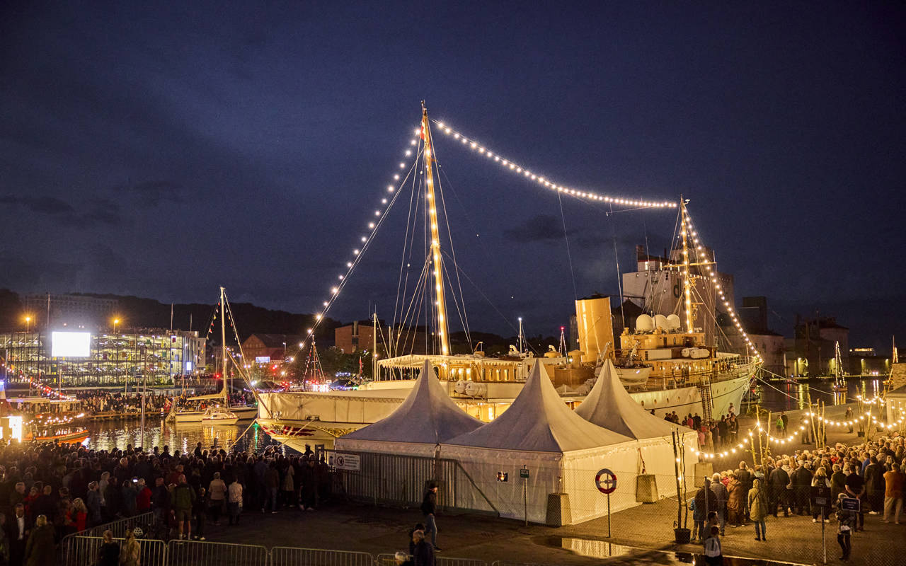 Kongeskibet Dannebrog i Randers Havn om aftenen