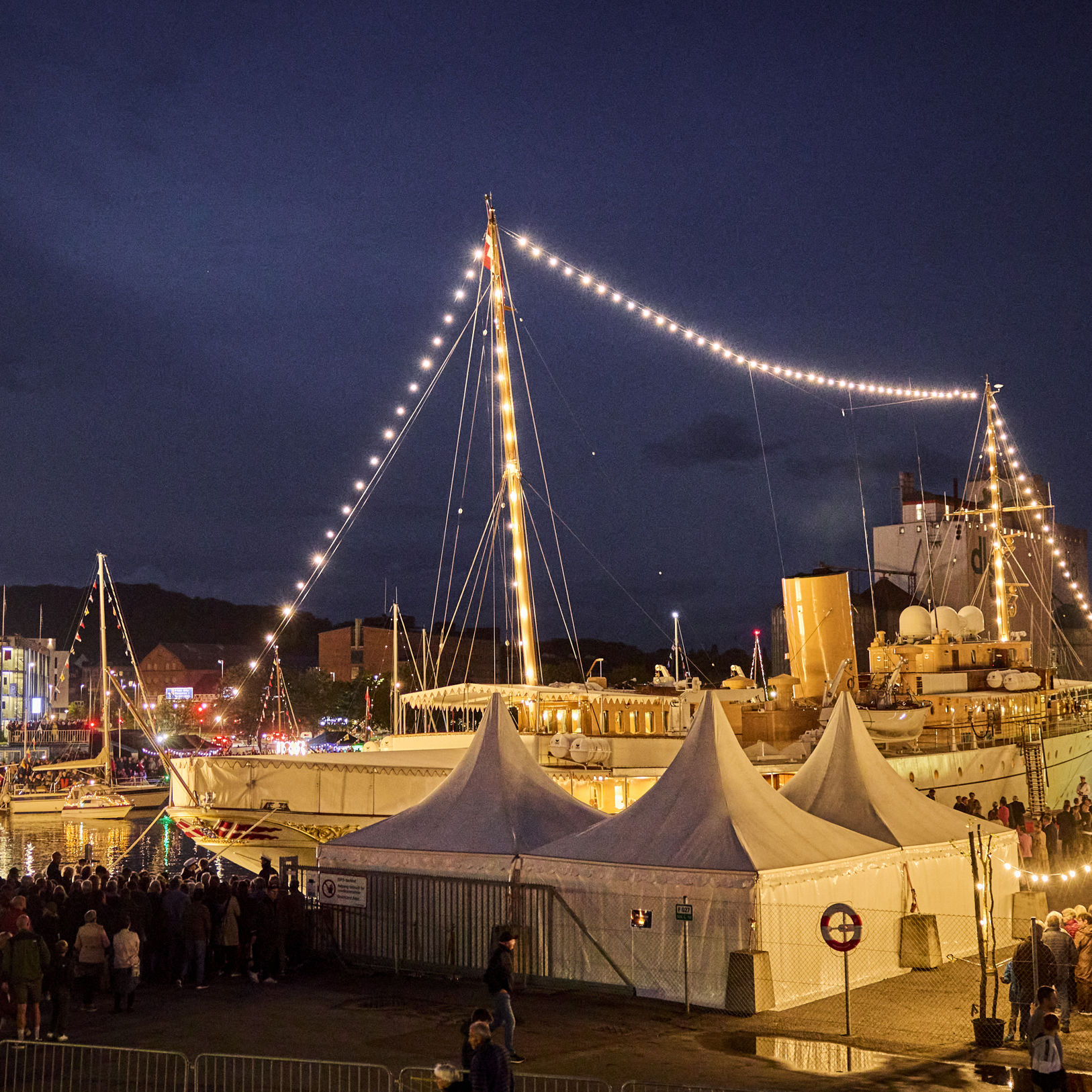 Kongeskibet Dannebrog i Randers Havn om aftenen
