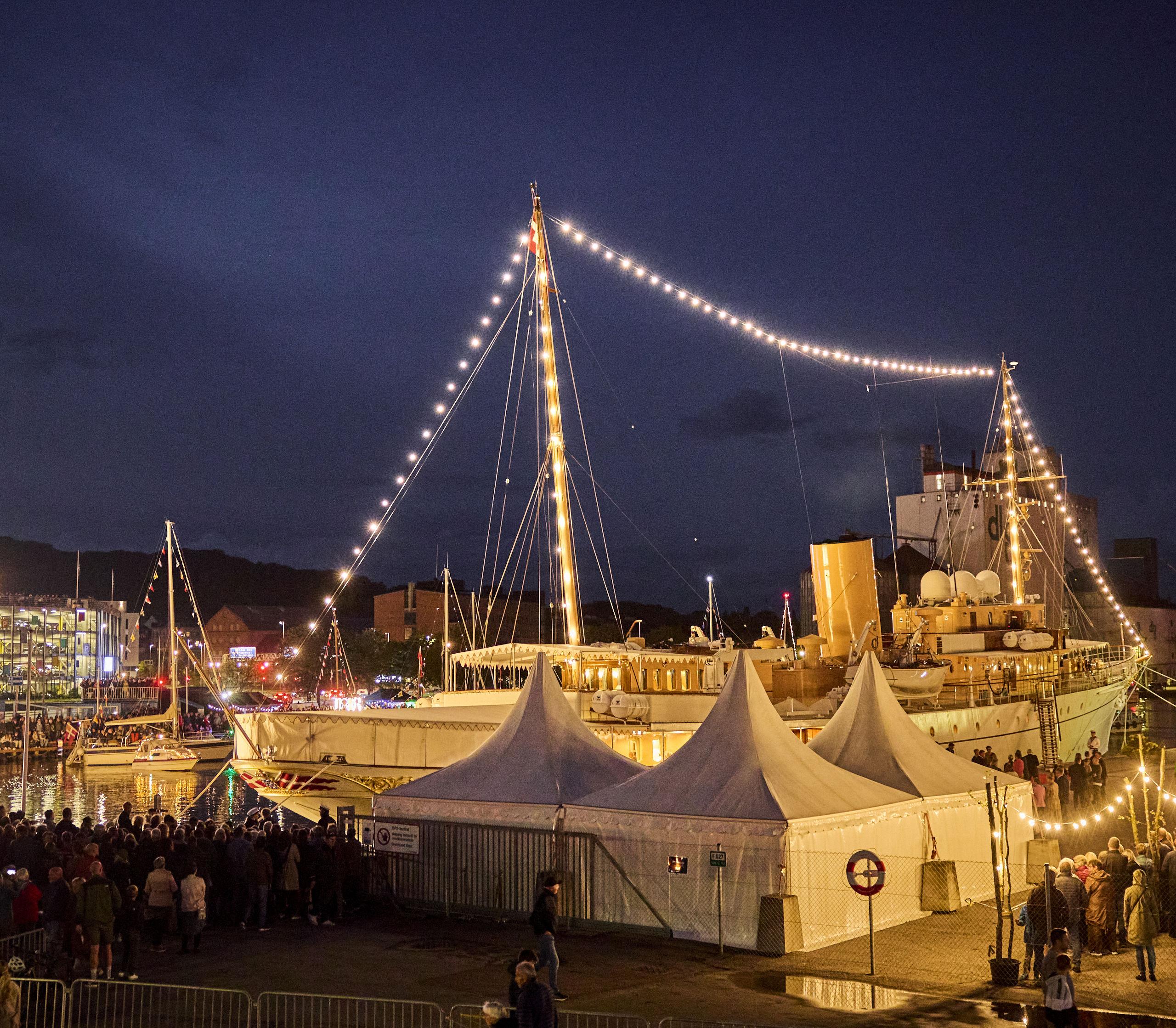 Kongeskibet Dannebrog i Randers Havn om aftenen