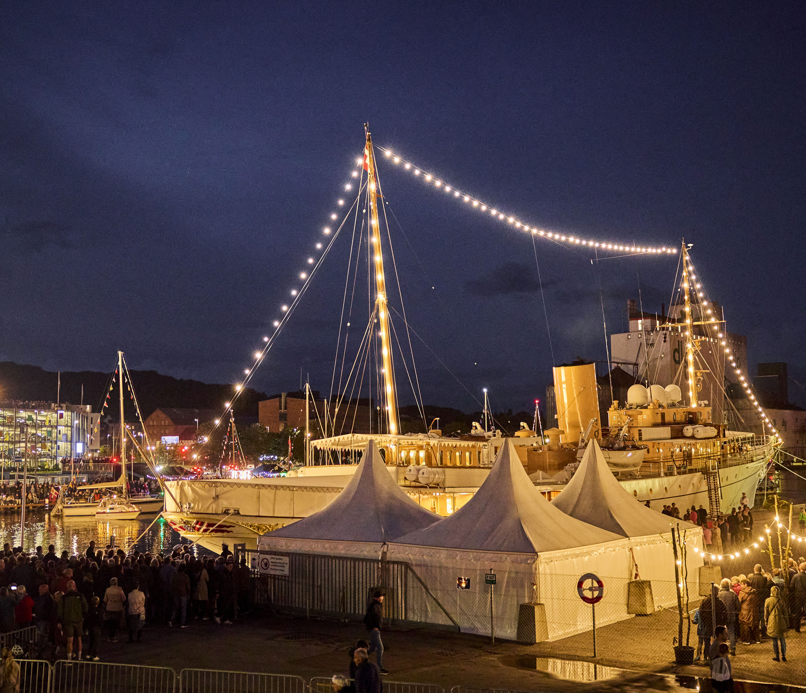 Kongeskibet Dannebrog i Randers Havn om aftenen