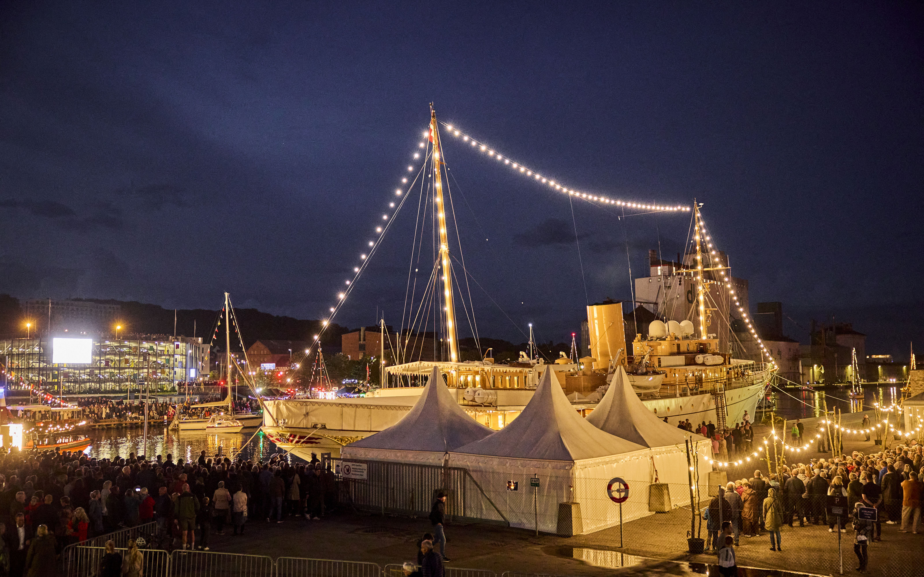 Kongeskibet Dannebrog i Randers Havn om aftenen